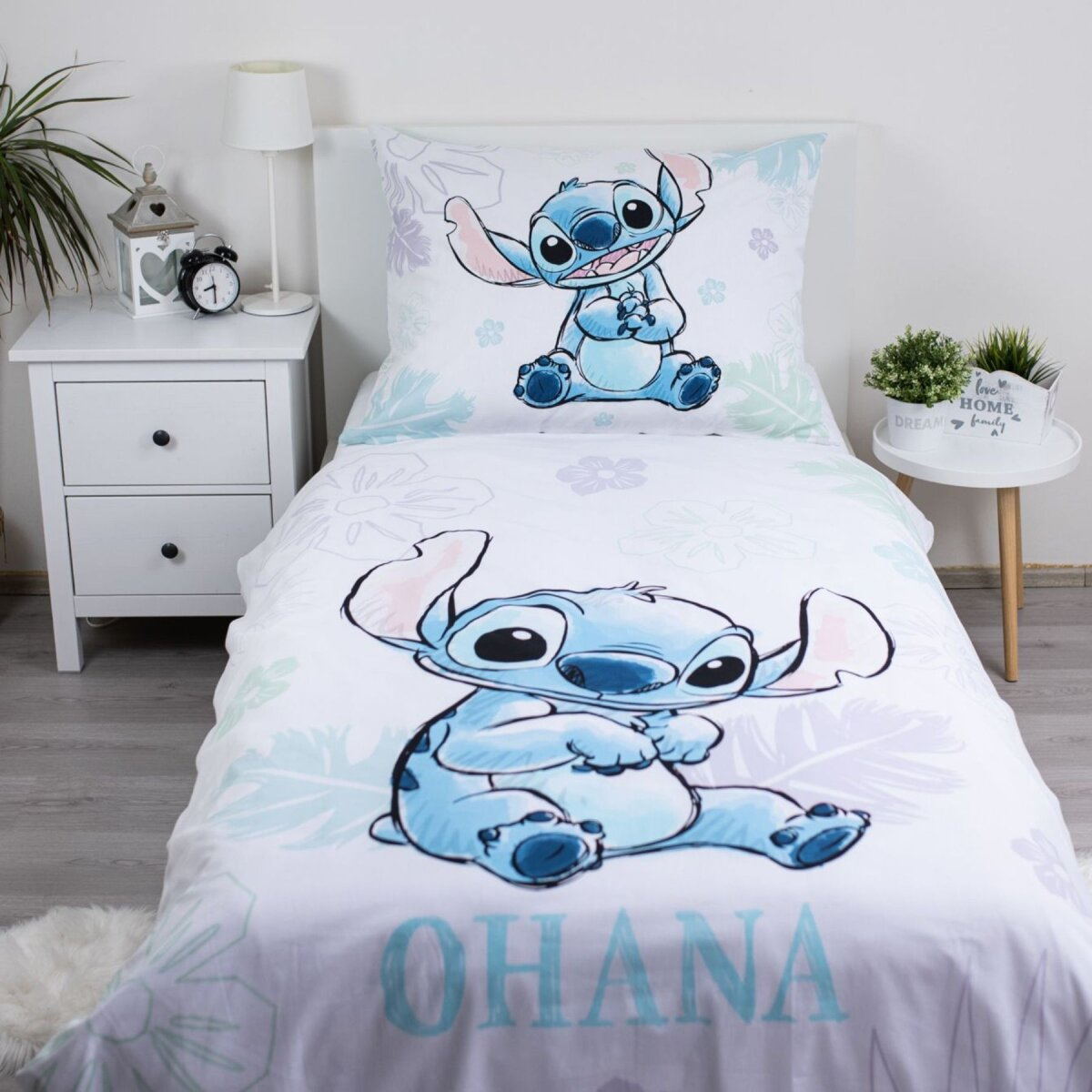 Bettlaken mit Stitch-Muster, weißer Nachttisch und Lampe.