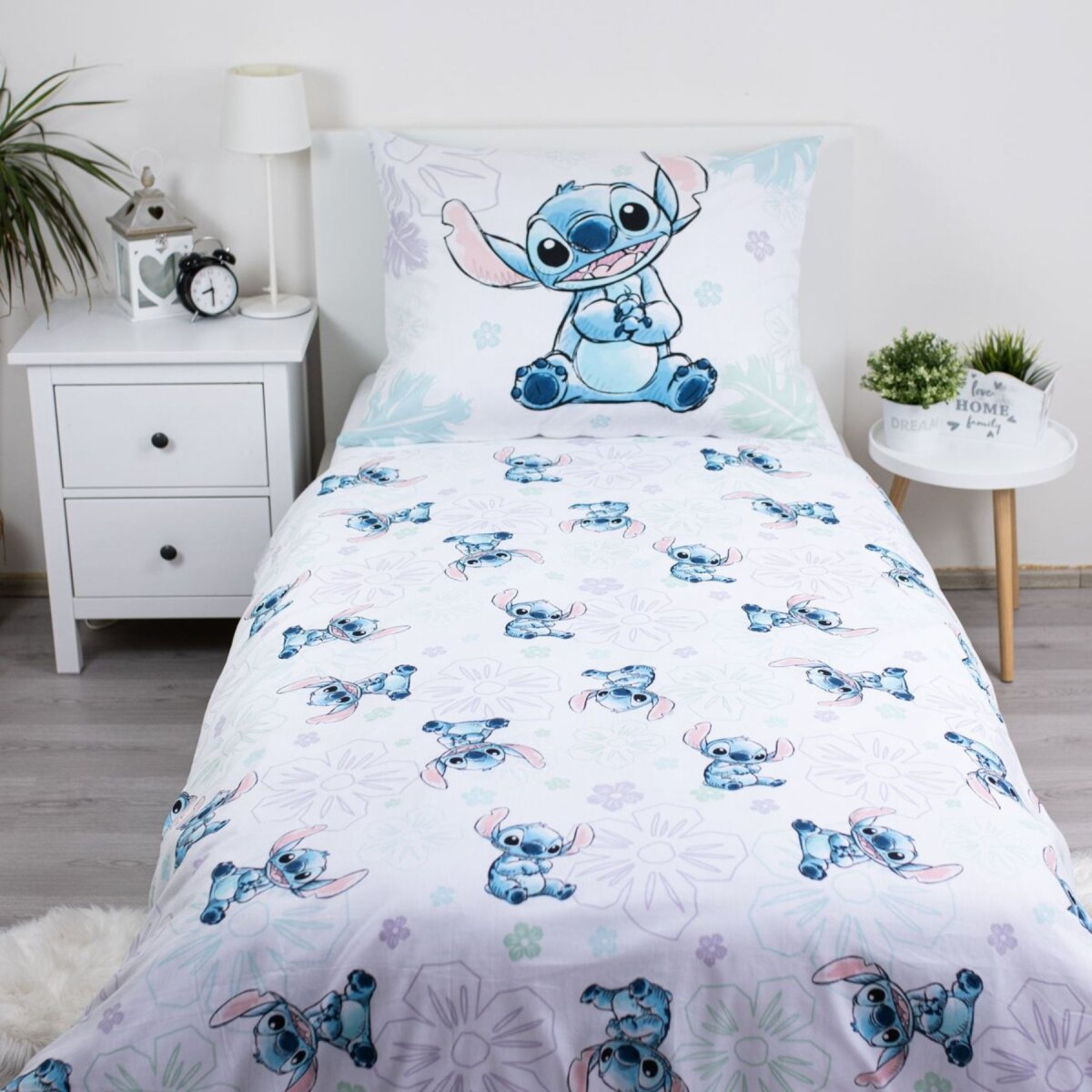 Bettwäsche-Set mit Stitch-Design. Enthält einen Kissenbezug und einen Bettbezug. Weißer Hintergrund.