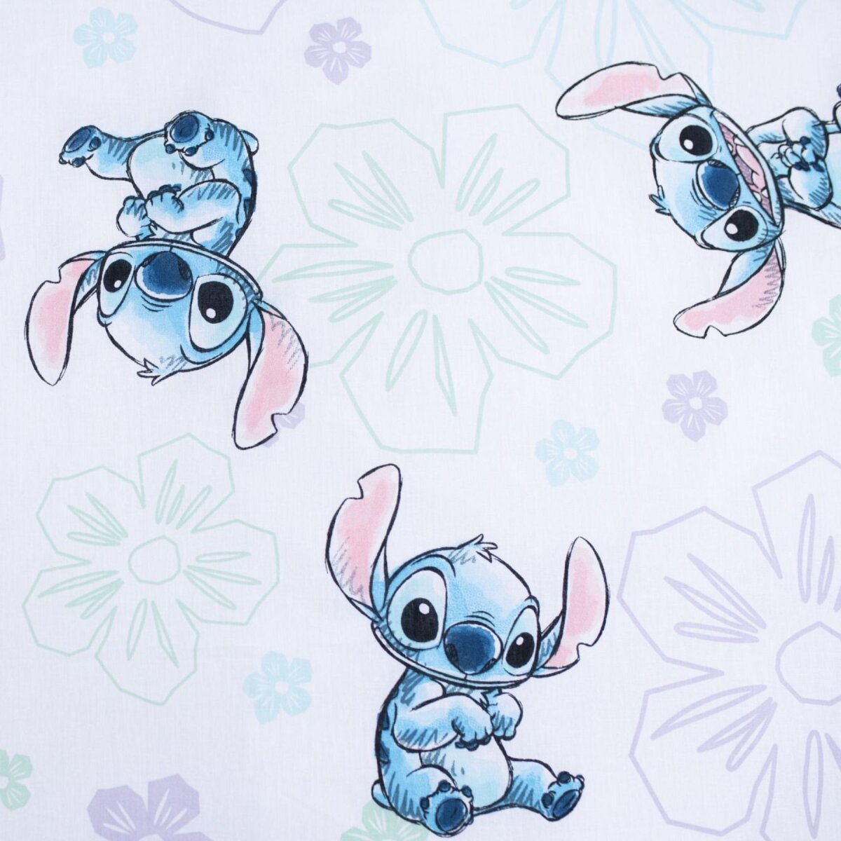 Stitch-Bettwäschemuster. Hellblaue und violette Farben mit Blumen. Weißer Hintergrund.