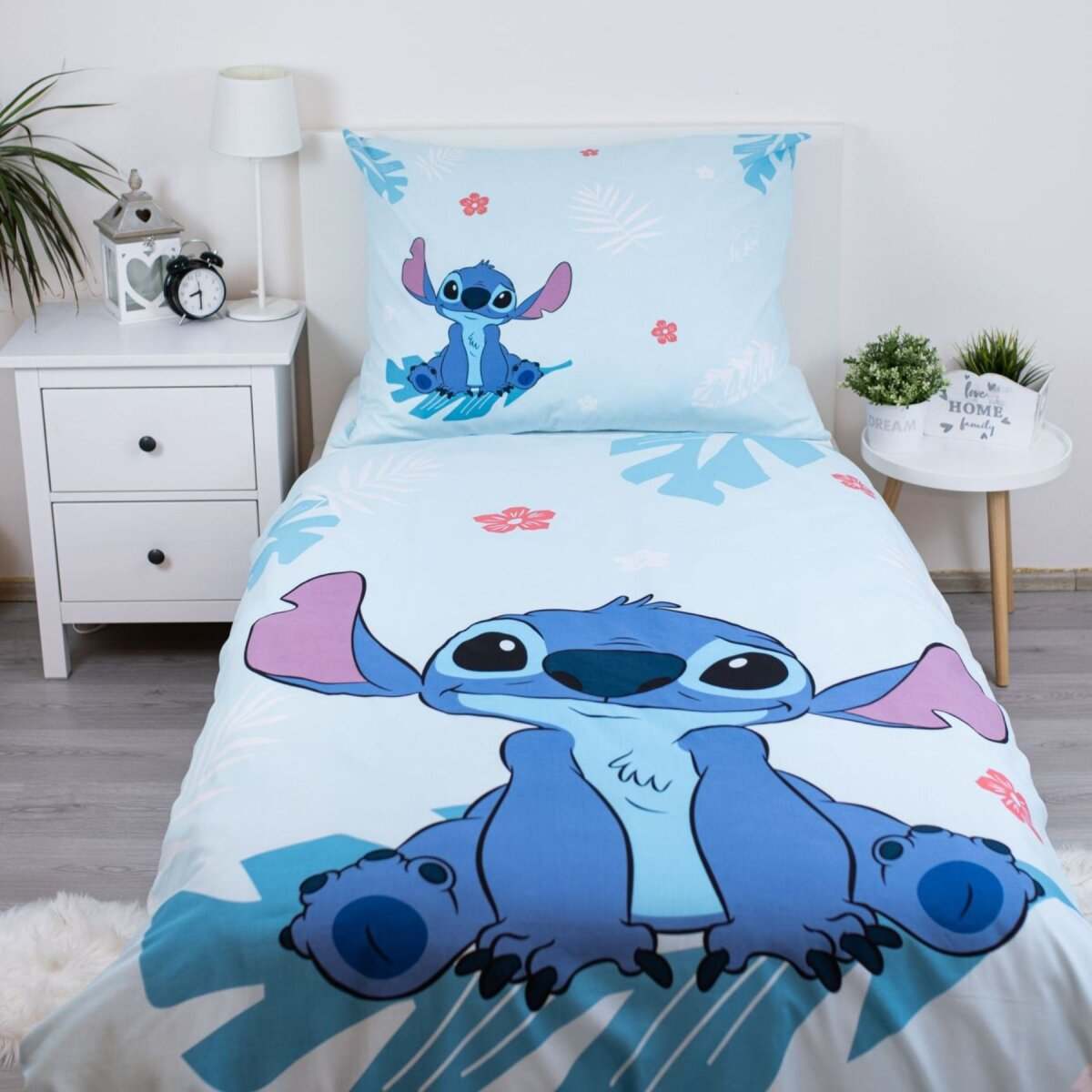 Blaues Stitch-Bettwäsche-Set mit Stitch auf Bett und Kissen.