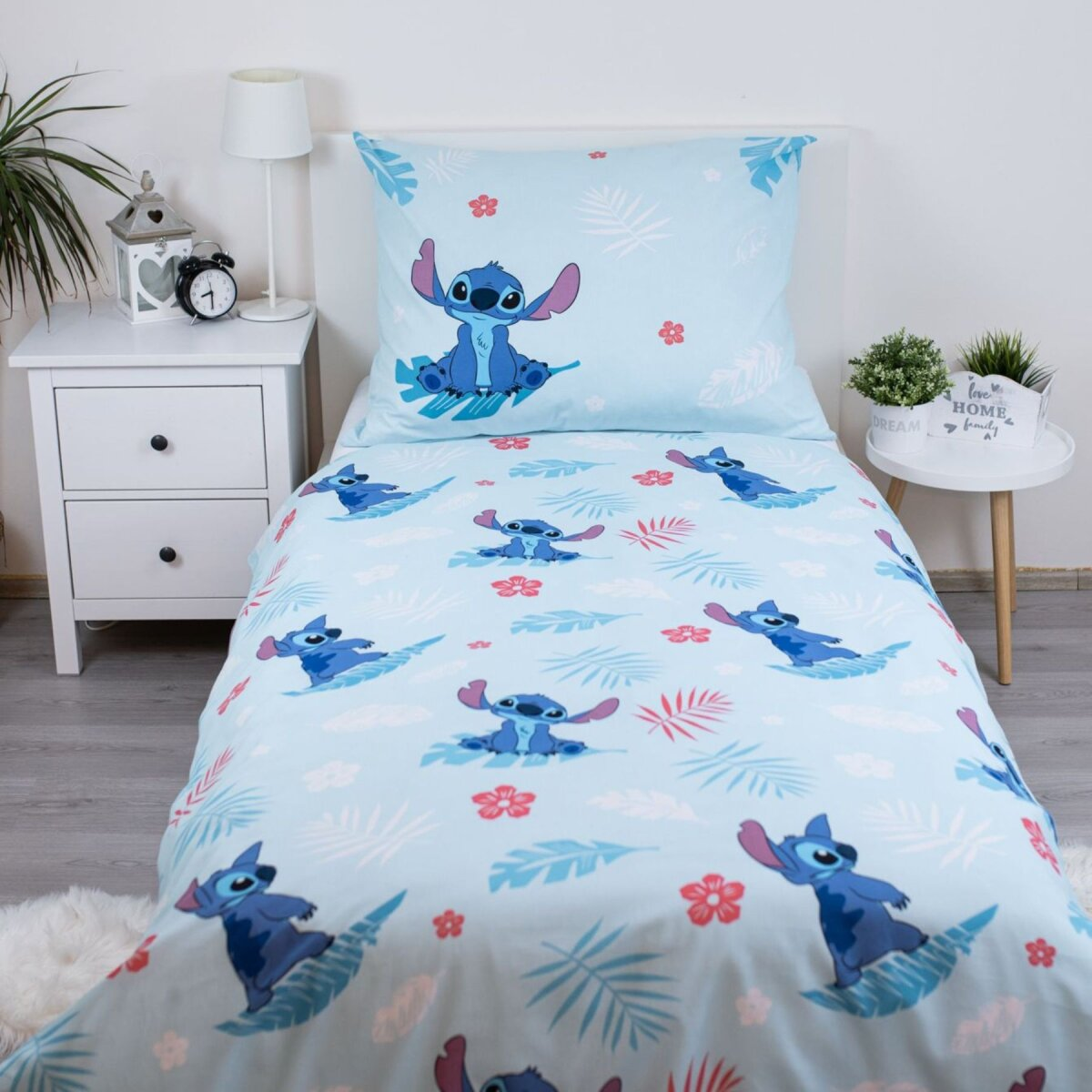 Blaues Stitch-Bettwäsche-Set mit Stitch auf Bett, Kissen und Lampe.