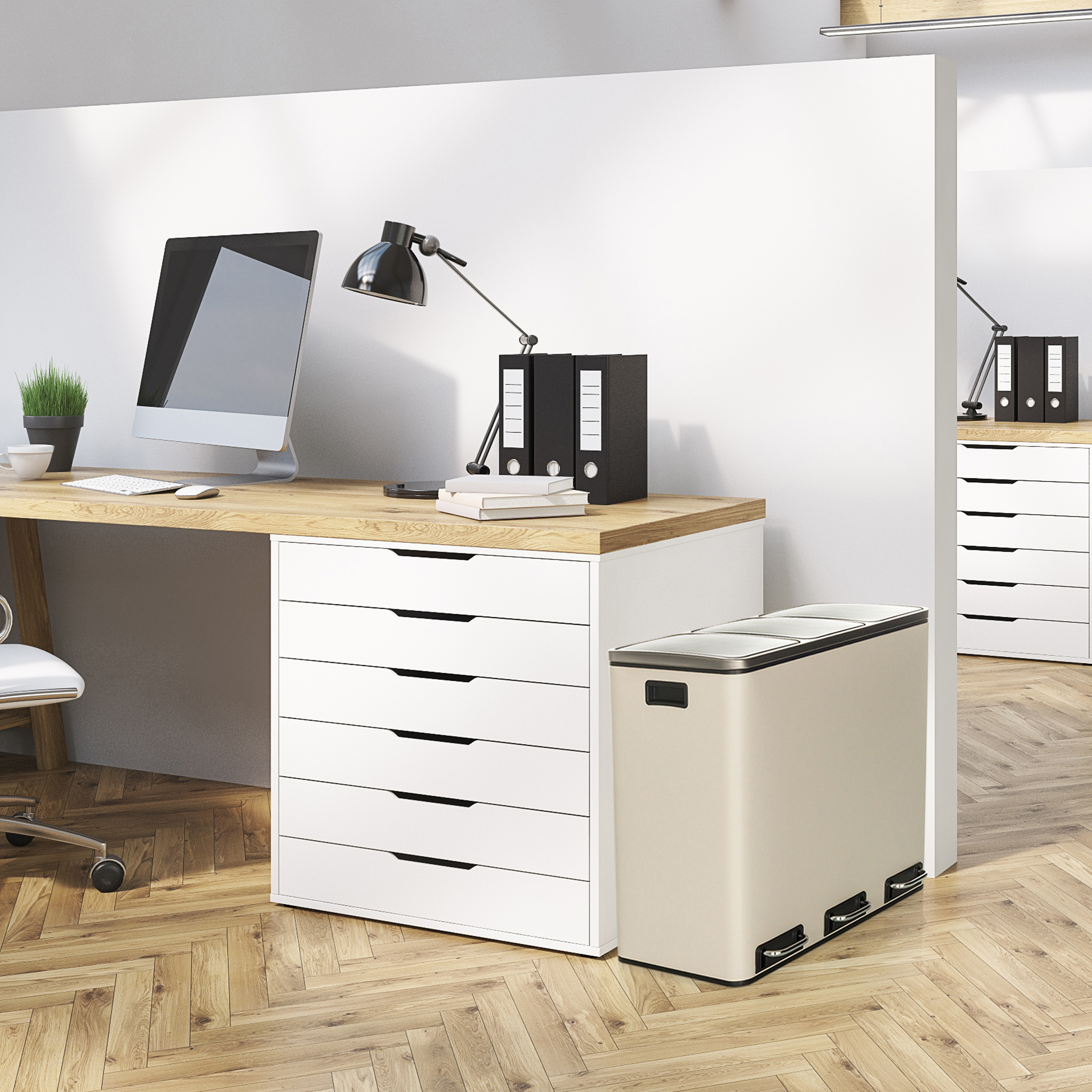 Büroszene mit Schreibtisch, Computer und Mülleimer. Holzverzierungen.
