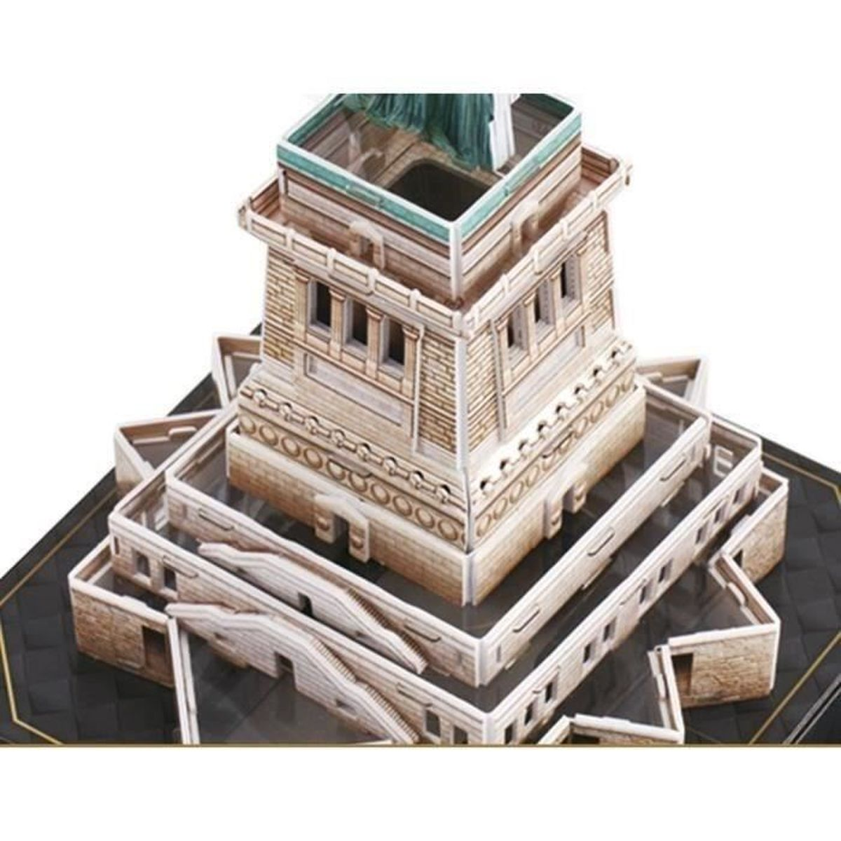 Un modello 3D della Statua della Libertà. È beige e marrone, con base nera.