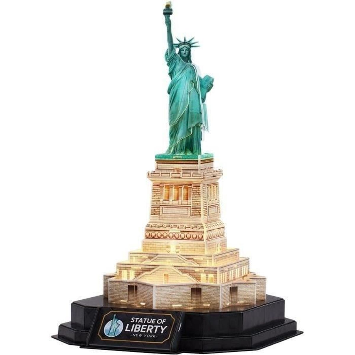 Un modello 3D della Statua della Libertà con base. È marrone e verde con accenti dorati.