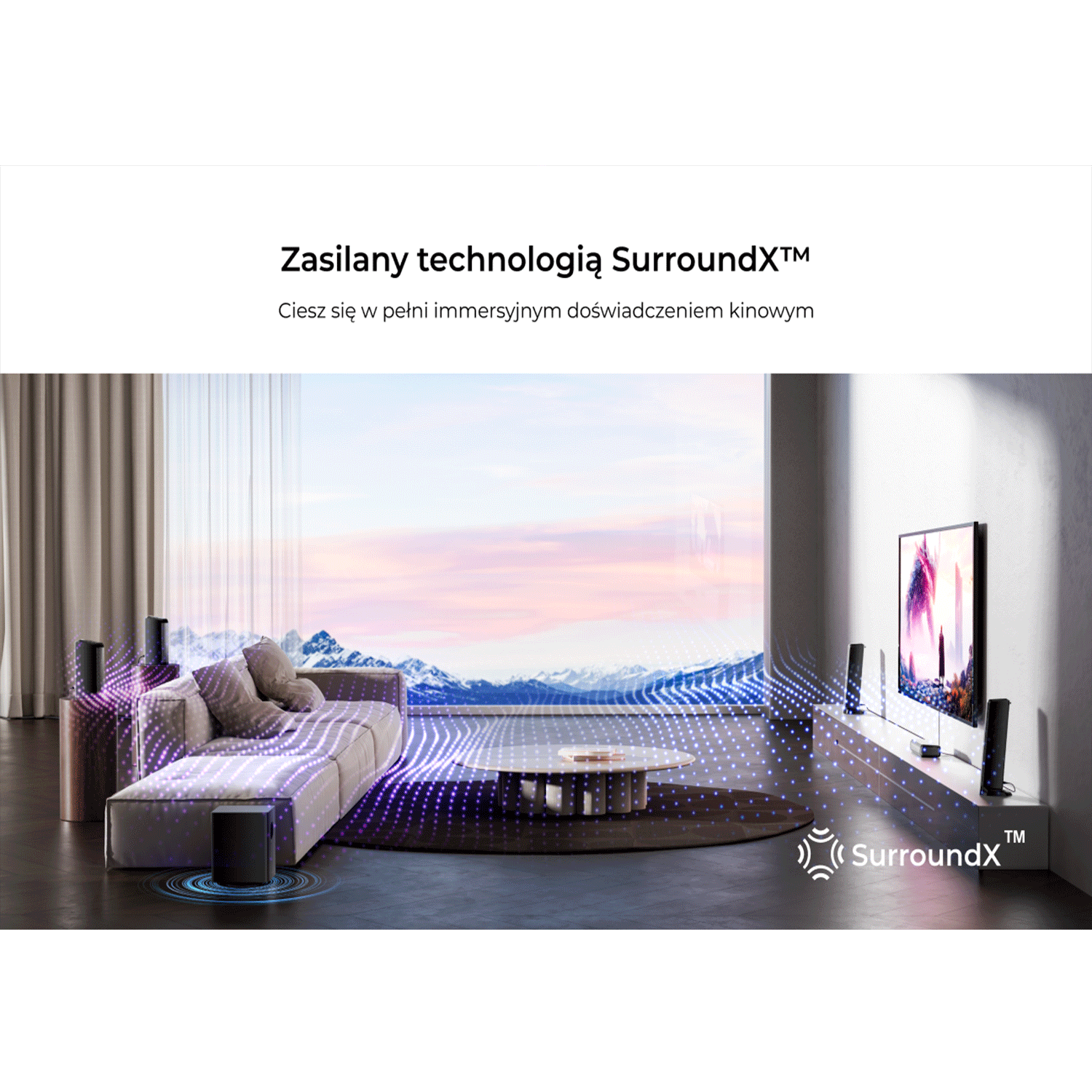 Salon z telewizorem i głośnikami. W scenie znajduje się kanapa i stolik kawowy.