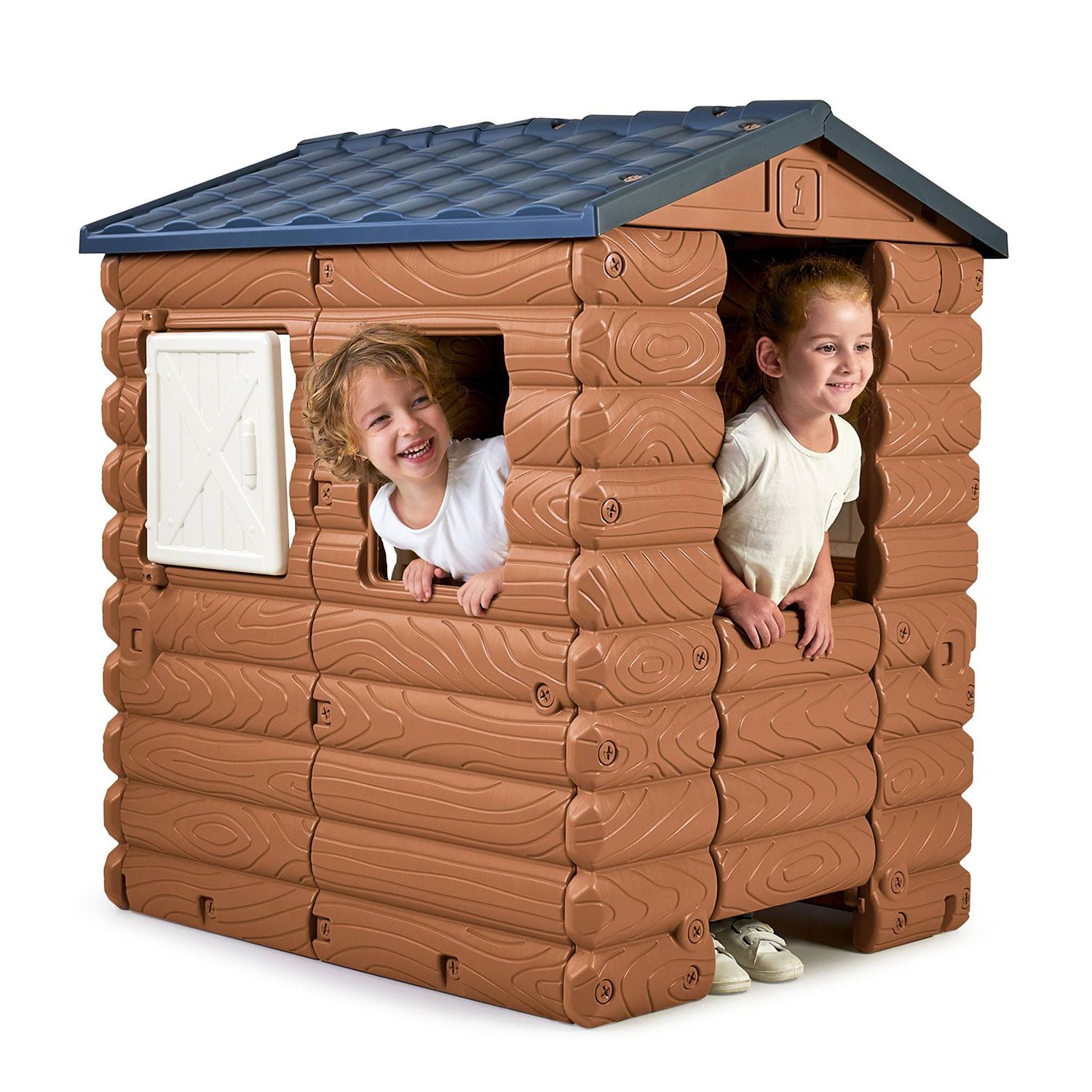 Dwoje dzieci w brązowym domku zabaw, uśmiechniętych, z niebieskim dachem.