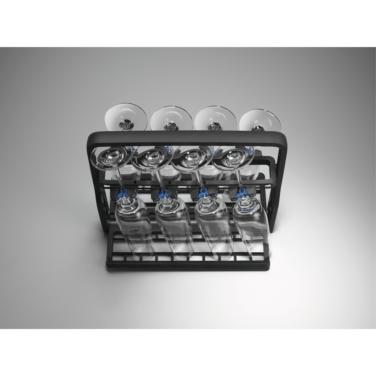 Widok z góry na czarny stojak z kieliszkami do wina. Kieliszki są przezroczyste z niebieskimi akcentami.