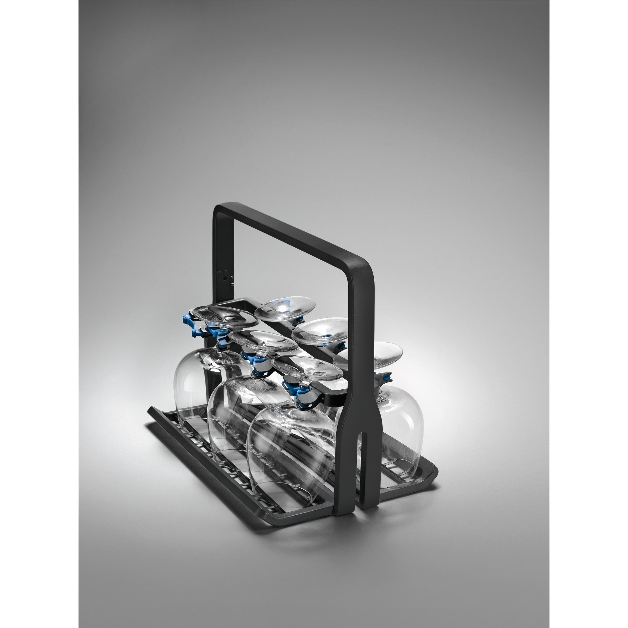 Stojak na kieliszki do wina. Stojak jest czarny, kieliszki przezroczyste. Tło jest szare.