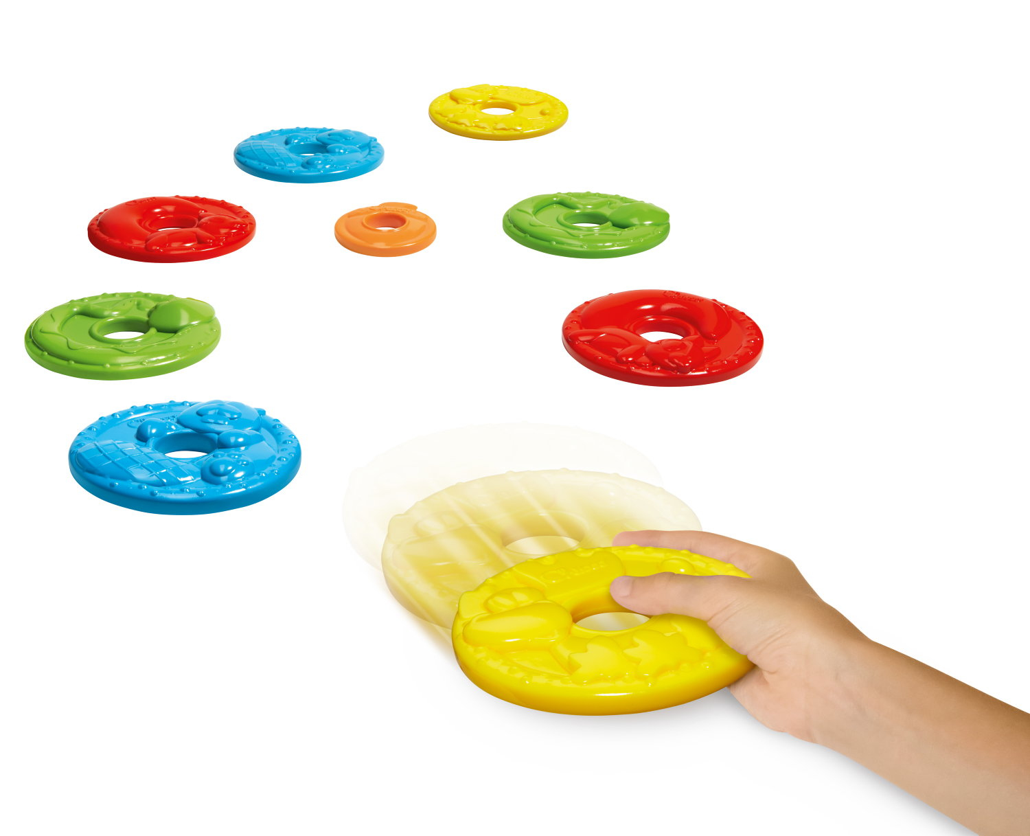 Ręka rzuca żółty pierścień w kierunku grupy kolorowych pierścieni na białym tle.