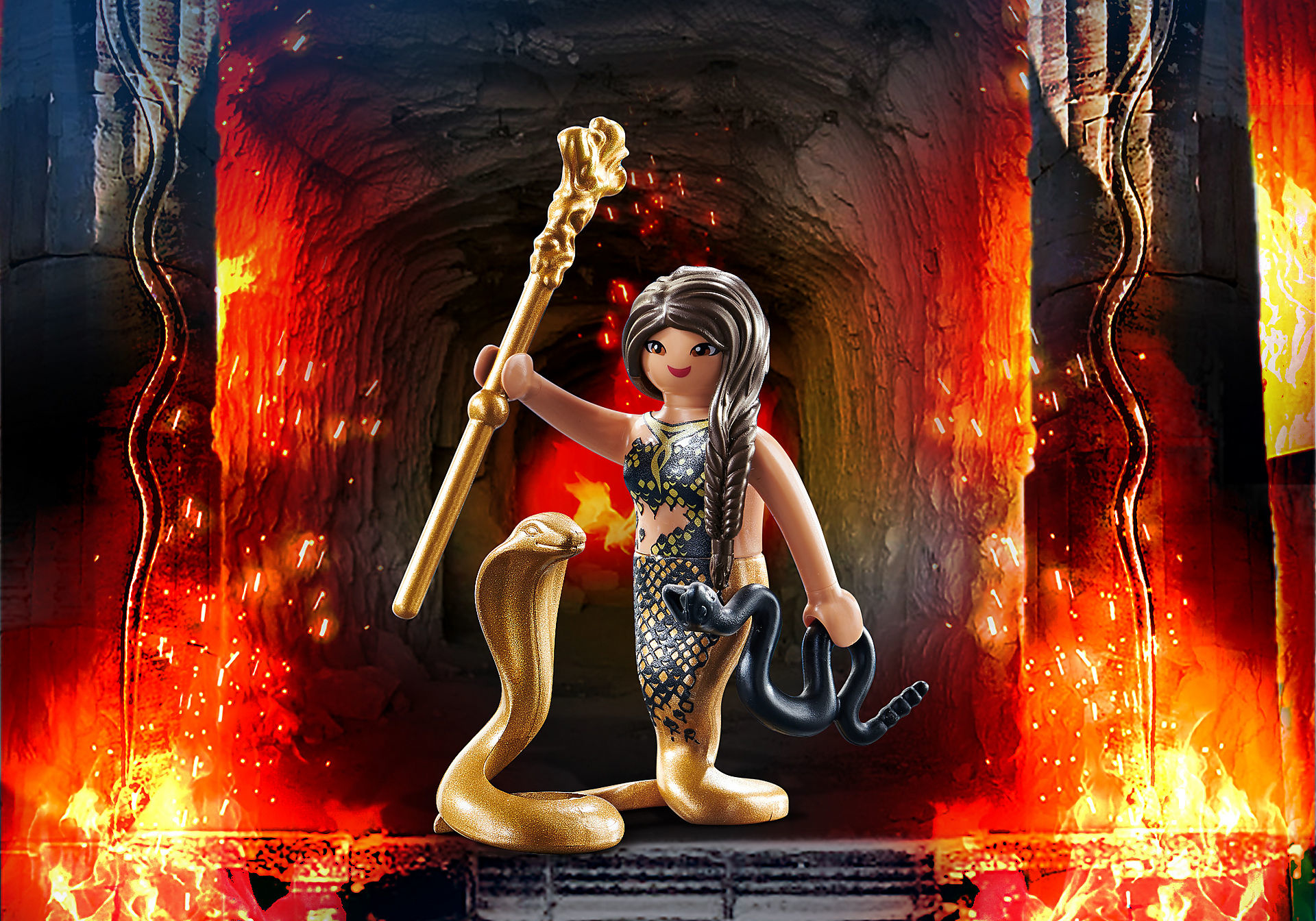 Playmobil-Figur in einer Höhlenumgebung mit einer Frau, die einen Stab mit Schlangen und einer Schlange am Boden hält.