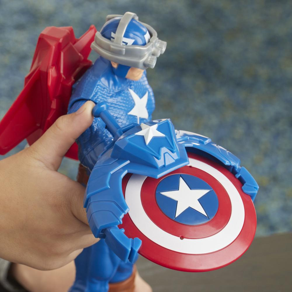 Captain America con scudo e accessori. Abito blu, occhiali, scudo rosso e bianco.