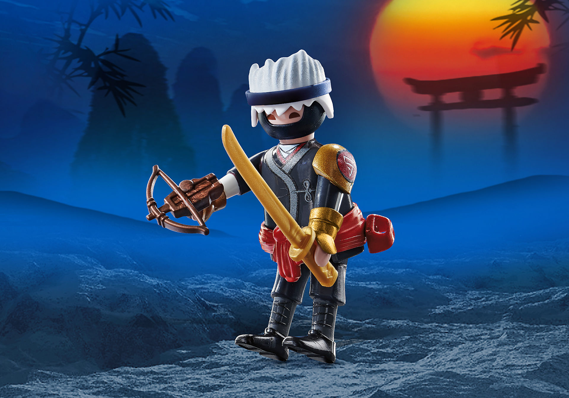 Figurina ninja con arco e spada, sullo sfondo di montagne e sole al tramonto.