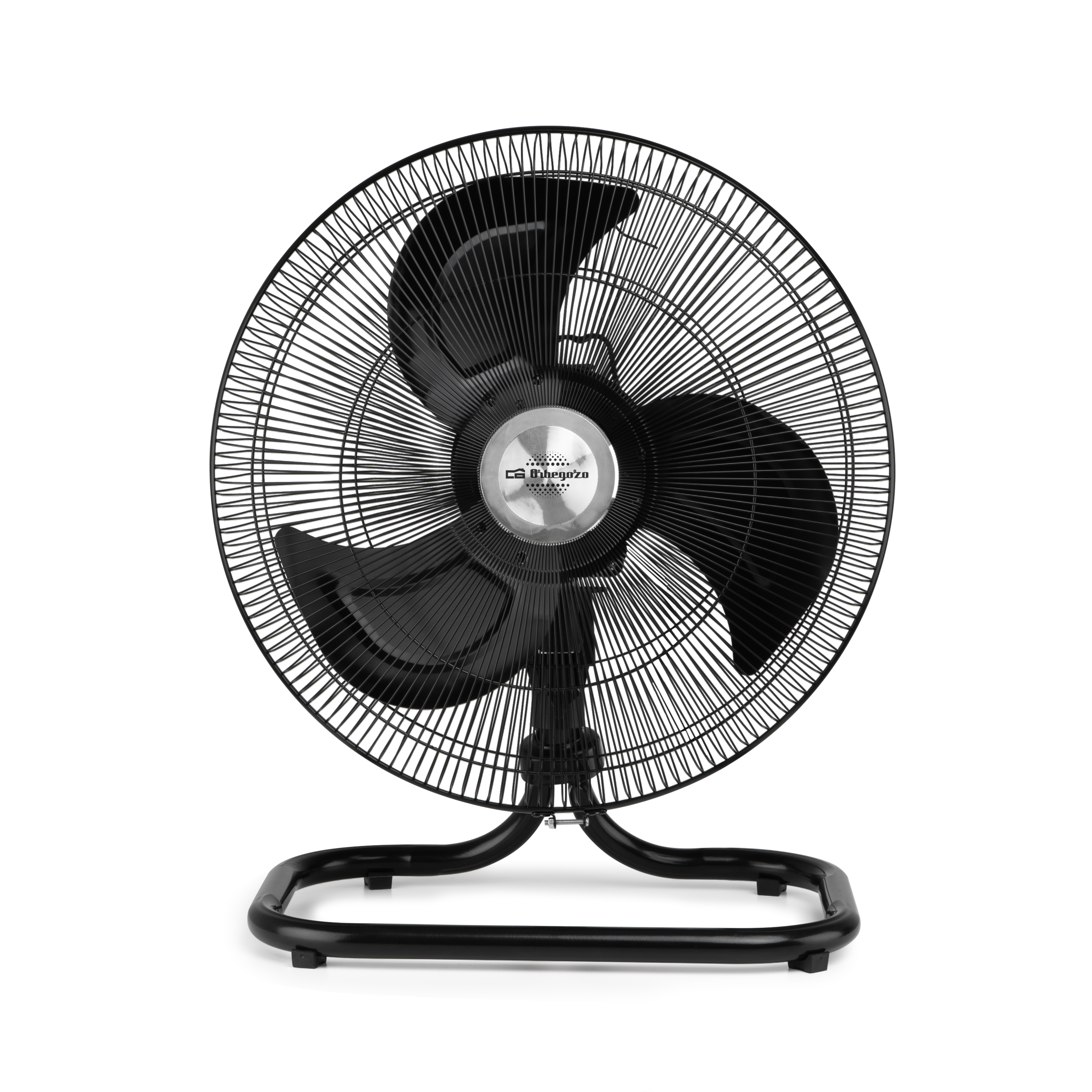 Ventilador eléctrico negro sobre fondo blanco. El ventilador tiene tres aspas y una jaula de seguridad metálica.