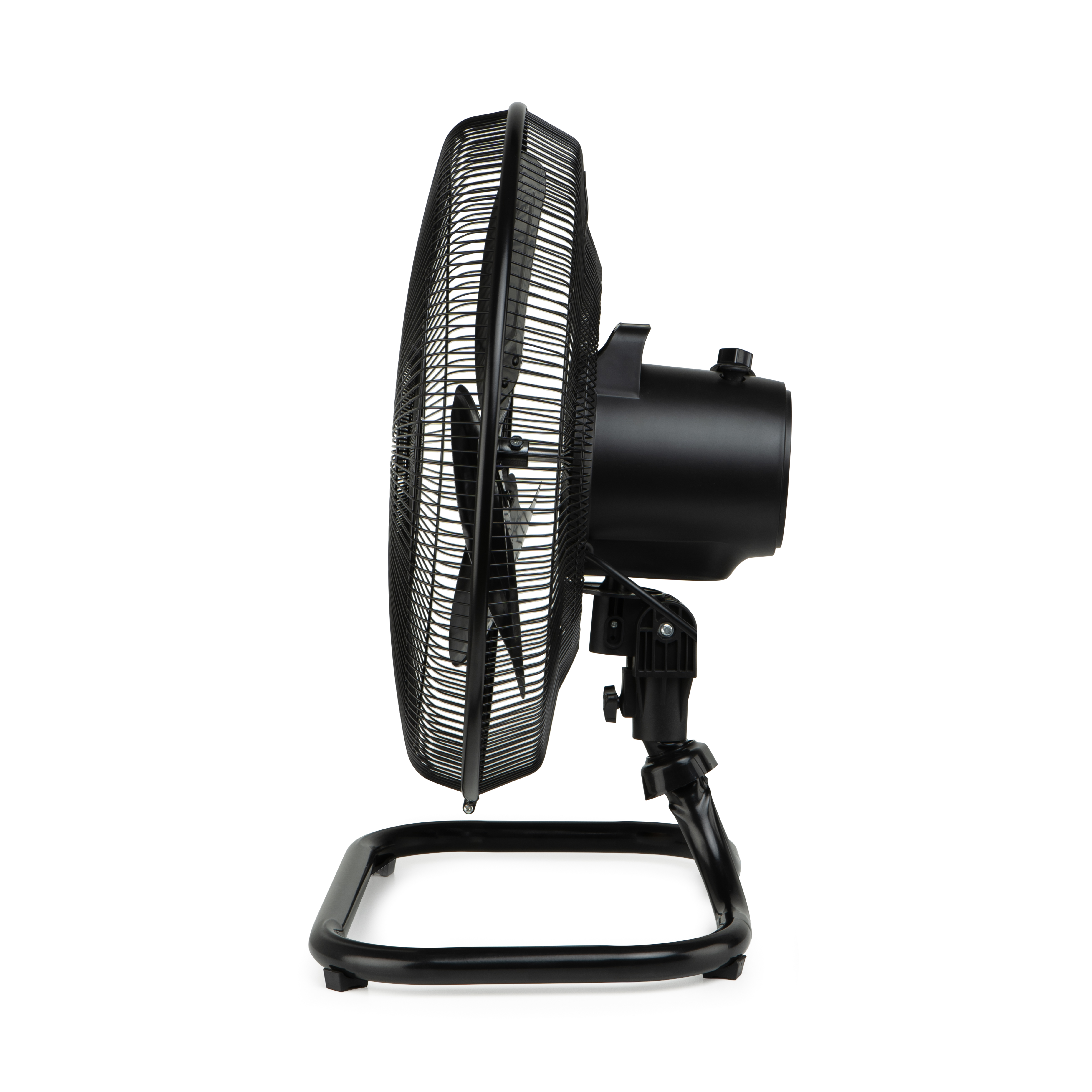 Ventilador eléctrico negro sobre fondo blanco. El ventilador se ve desde un lado.