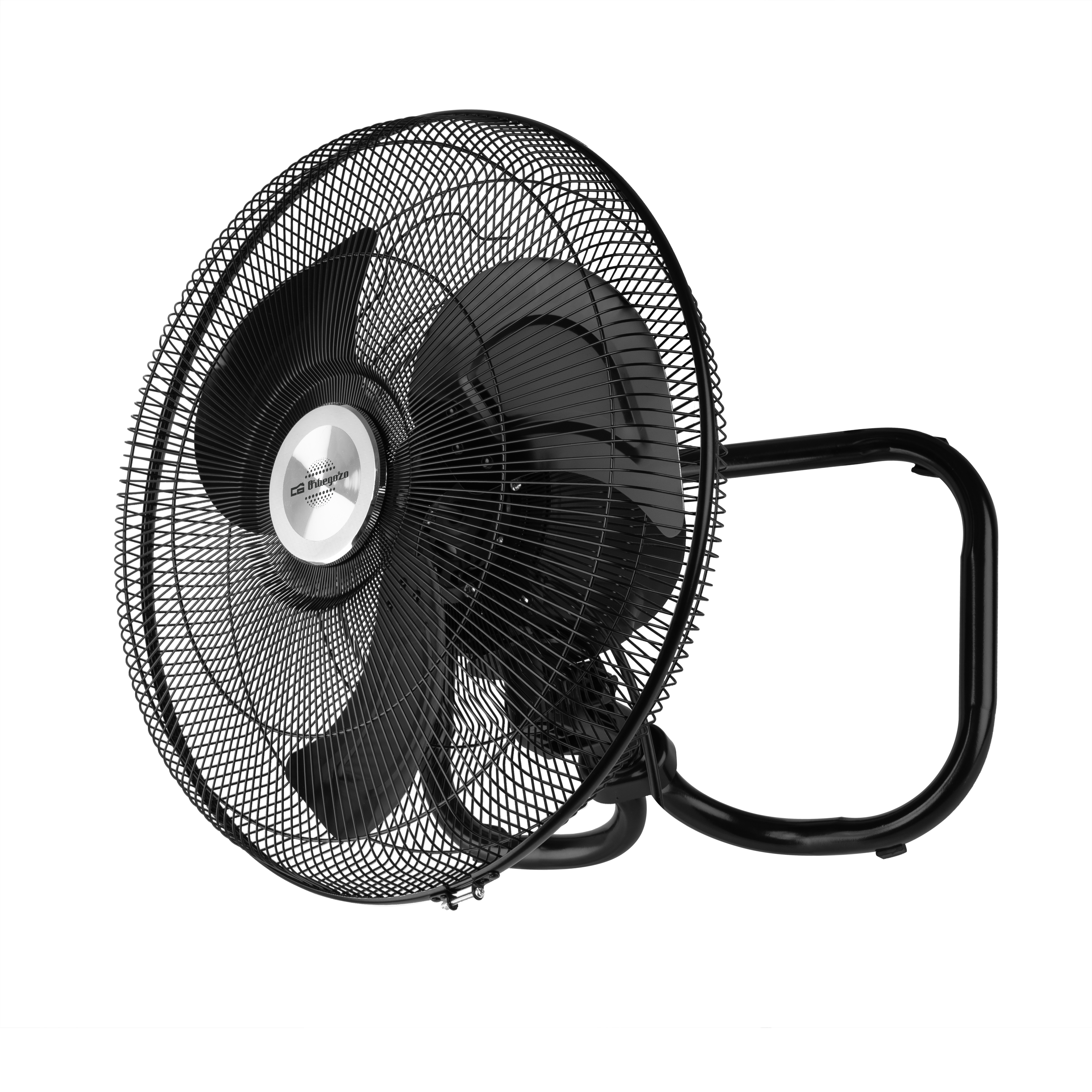 Ventilador eléctrico negro. El ventilador se ve desde el frente y en ángulo.