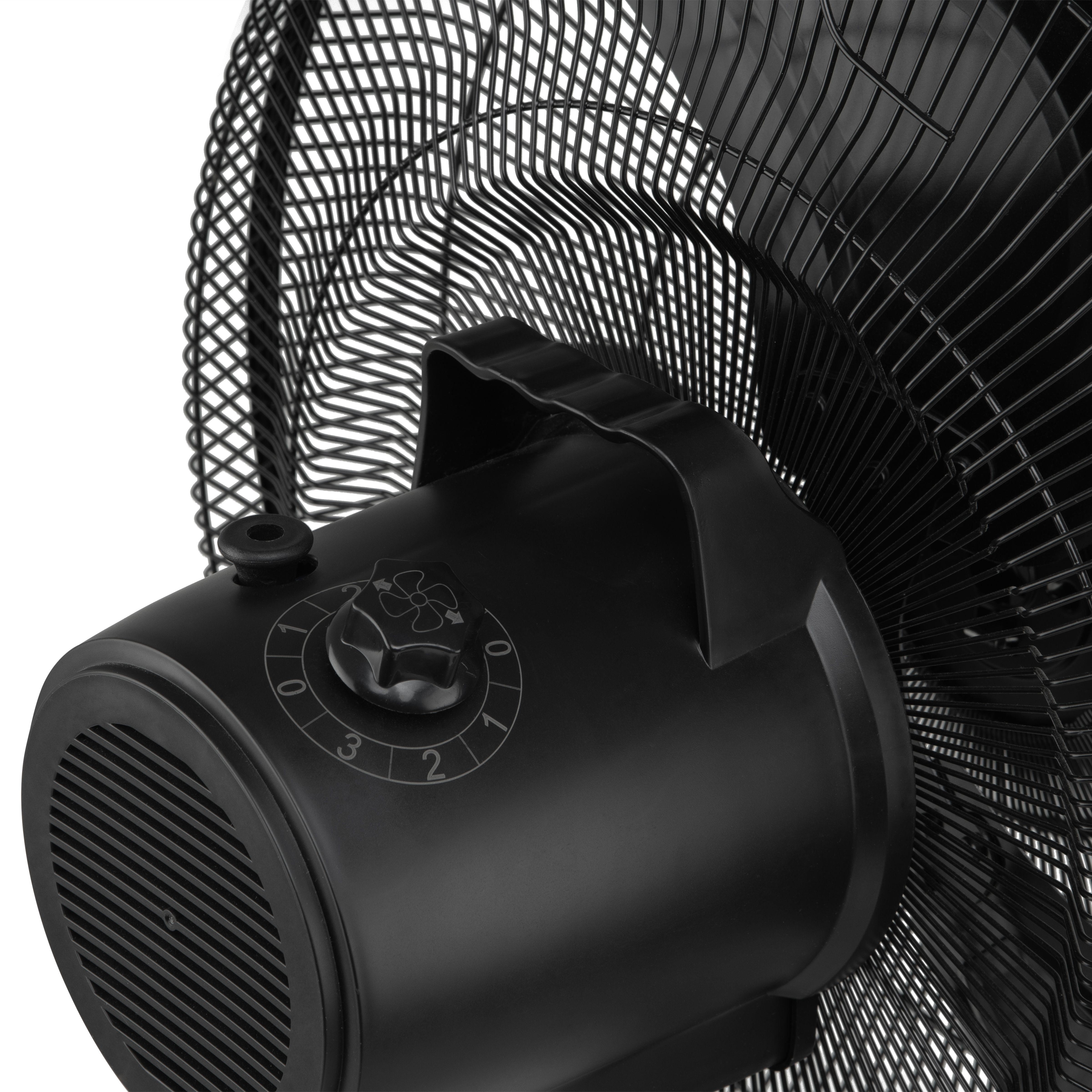Ventilador eléctrico negro con dial de control de velocidad. Las aspas son negras, el cuerpo es negro, fondo blanco.