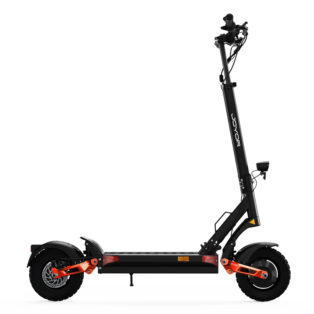 Monopattino elettrico Joyor nero e arancione, sfondo bianco.