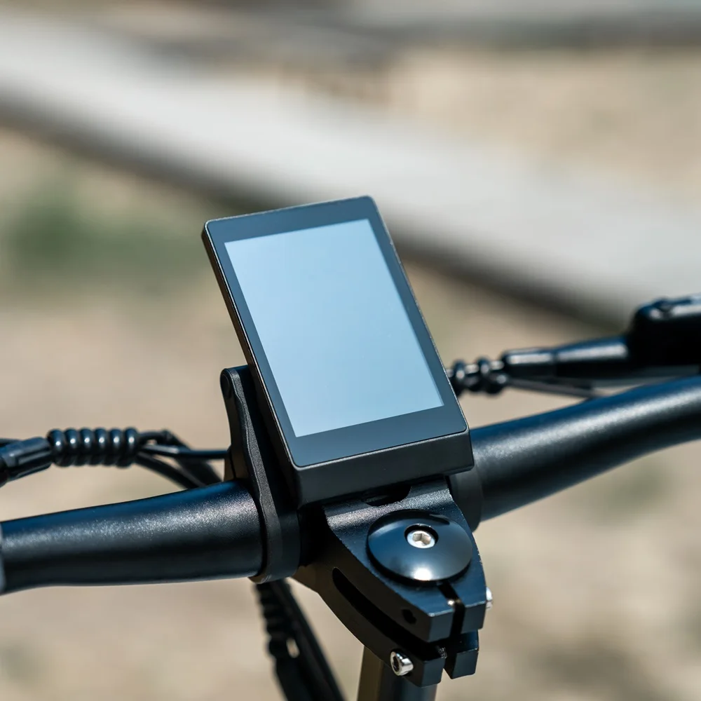 Primo piano del display dello scooter elettrico, manubrio nero, sfondo sfocato.