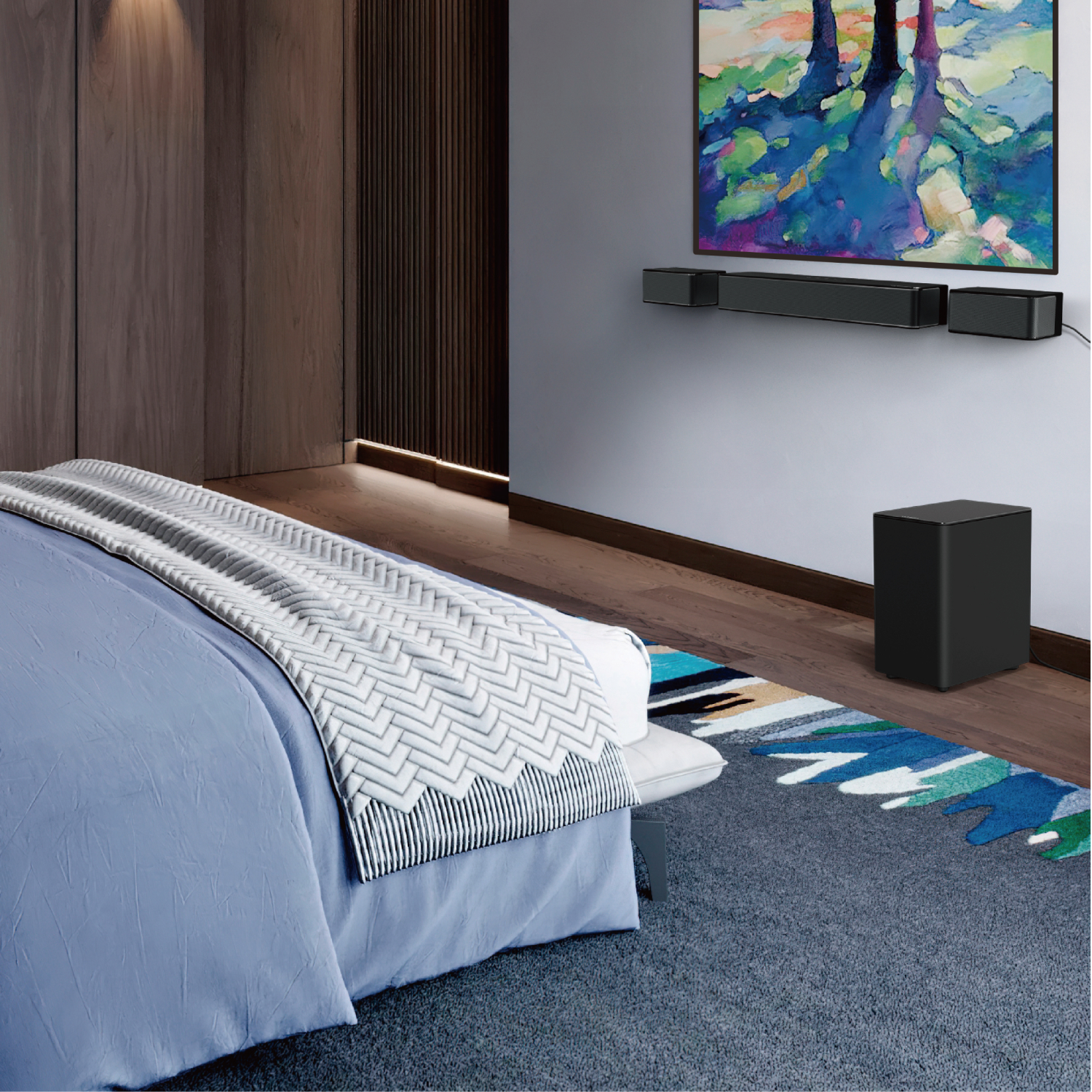 Scena sypialni z łóżkiem, telewizorem na ścianie i głośnikami. Dywan jest kolorowy, a łóżko ma niebieską pościel.