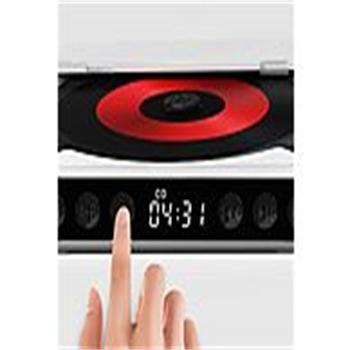 Nahaufnahme eines CD-Players. Ein Finger drückt eine Taste und das Display zeigt 04:31.