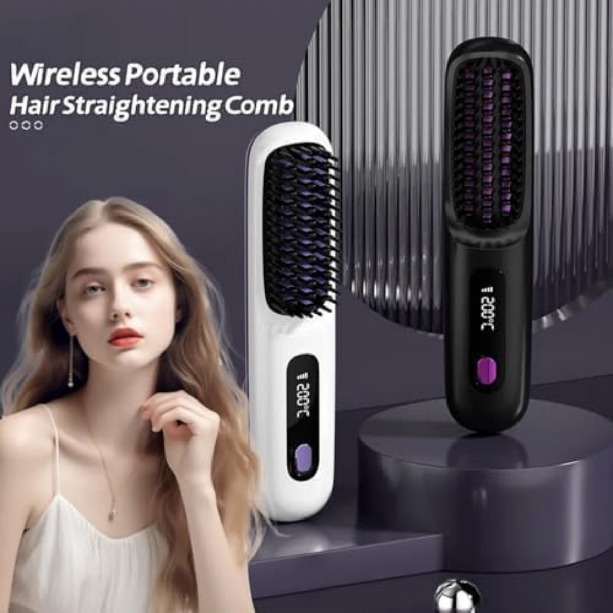 Eine Frau und ein Haarglätter. Der Kamm hat eine Temperaturanzeige. Das Gerät in zwei Farben dargestellt.