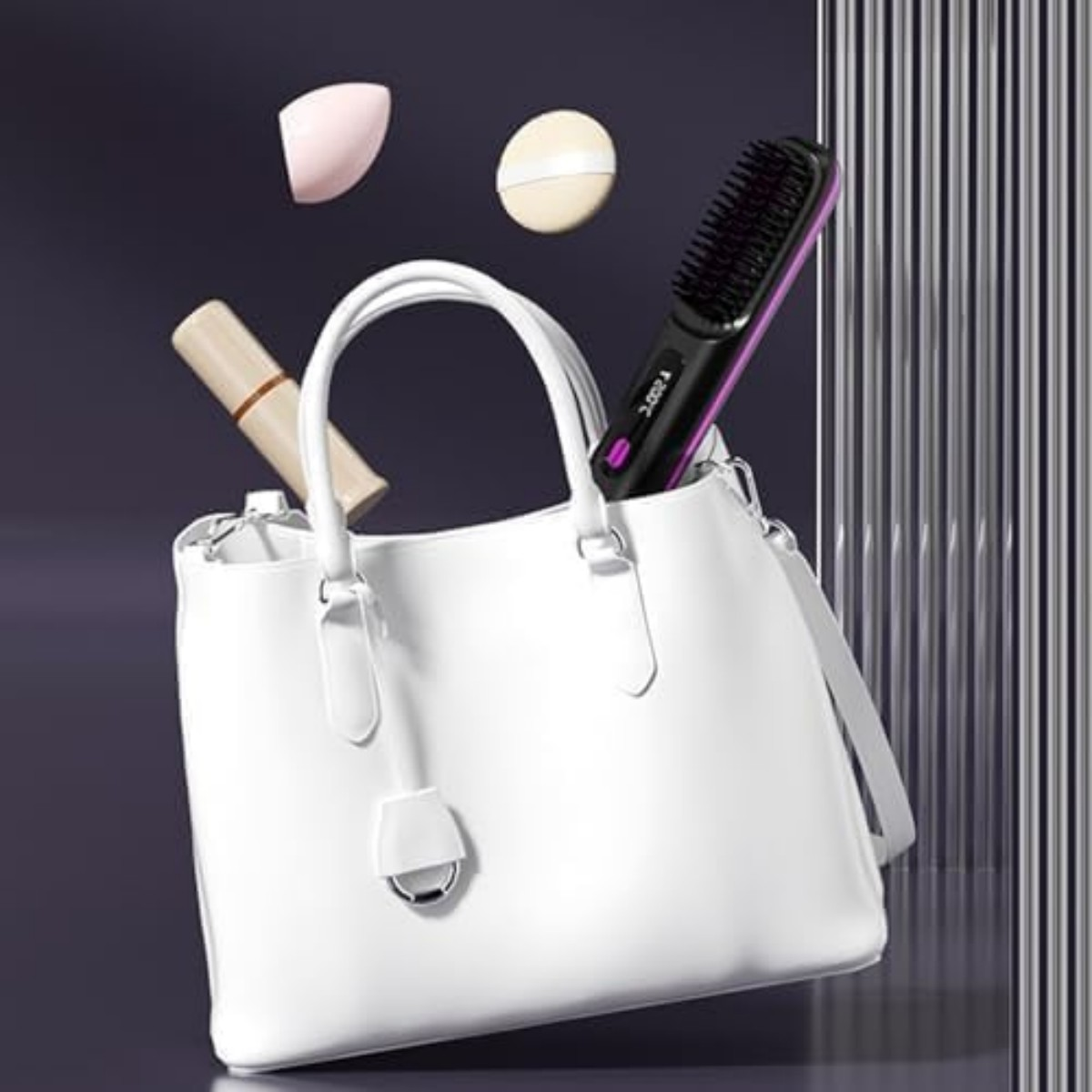 Weiße Handtasche mit Kosmetika und Haarglätter. Gegenstände schweben darüber.