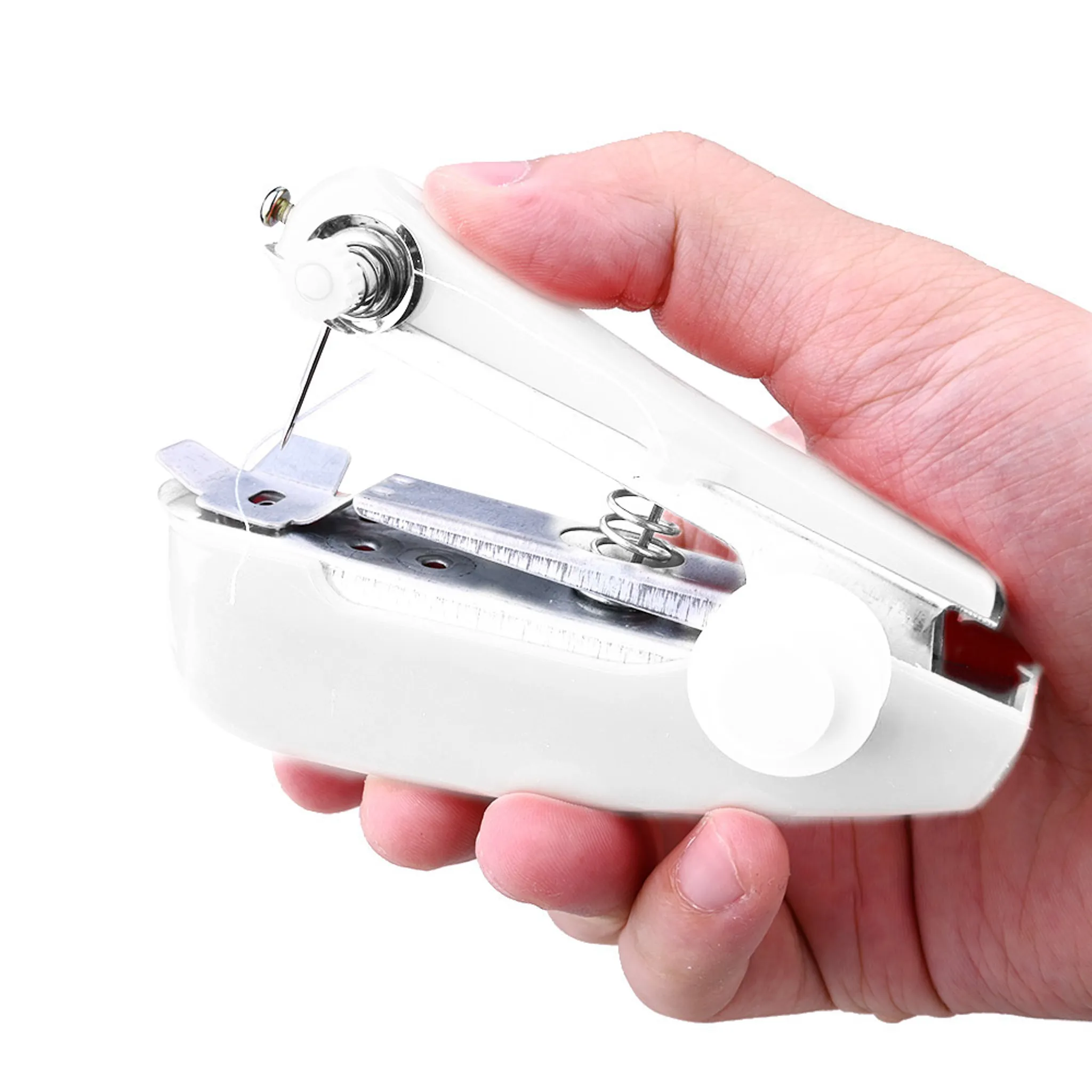 Eine Hand hält eine kleine, weiße Nähmaschine. Die Maschine ist geöffnet und bereit zum Nähen.