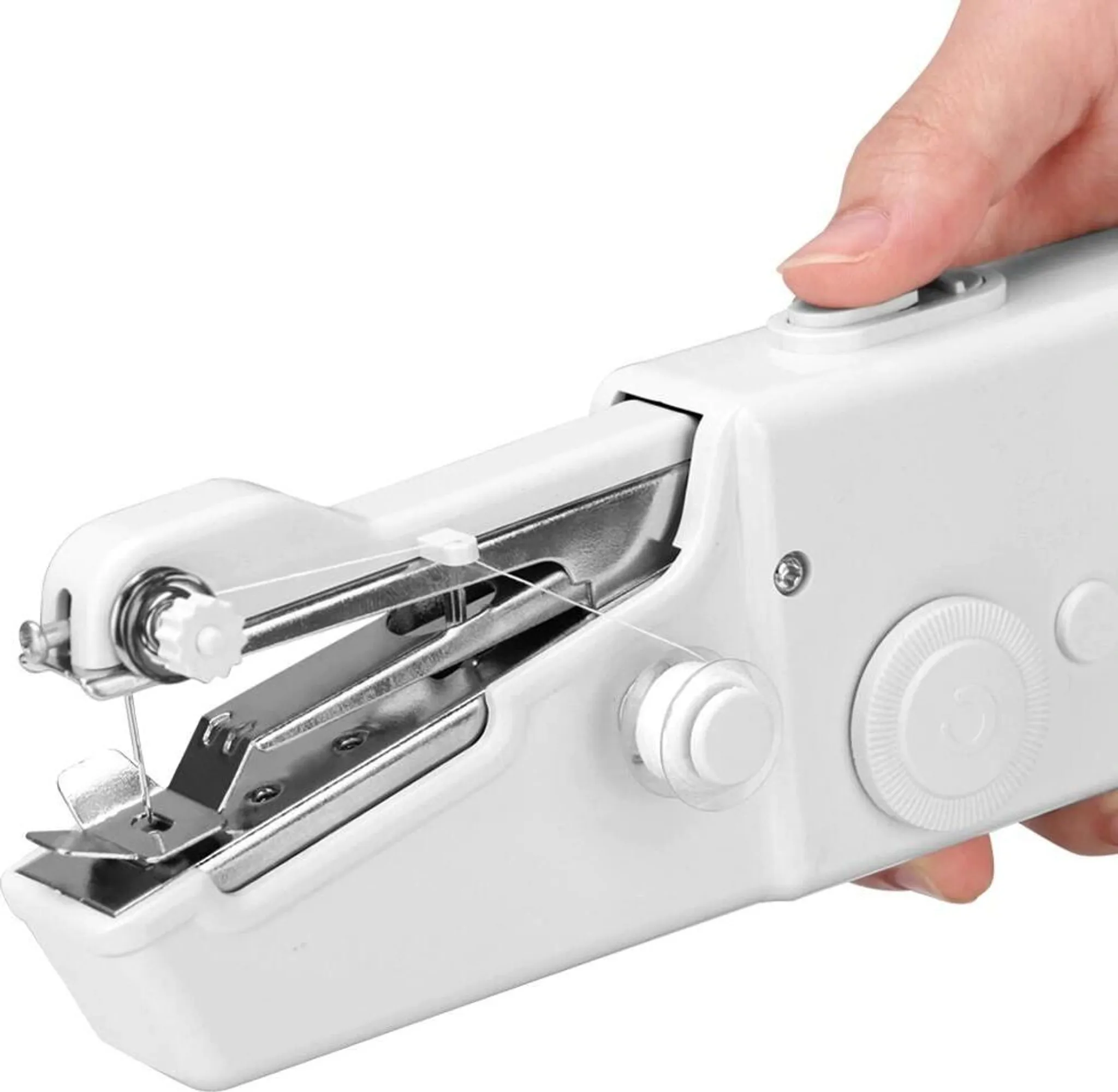 Nahaufnahme einer weißen tragbaren Nähmaschine mit Nadel, Faden und Einstellrad.