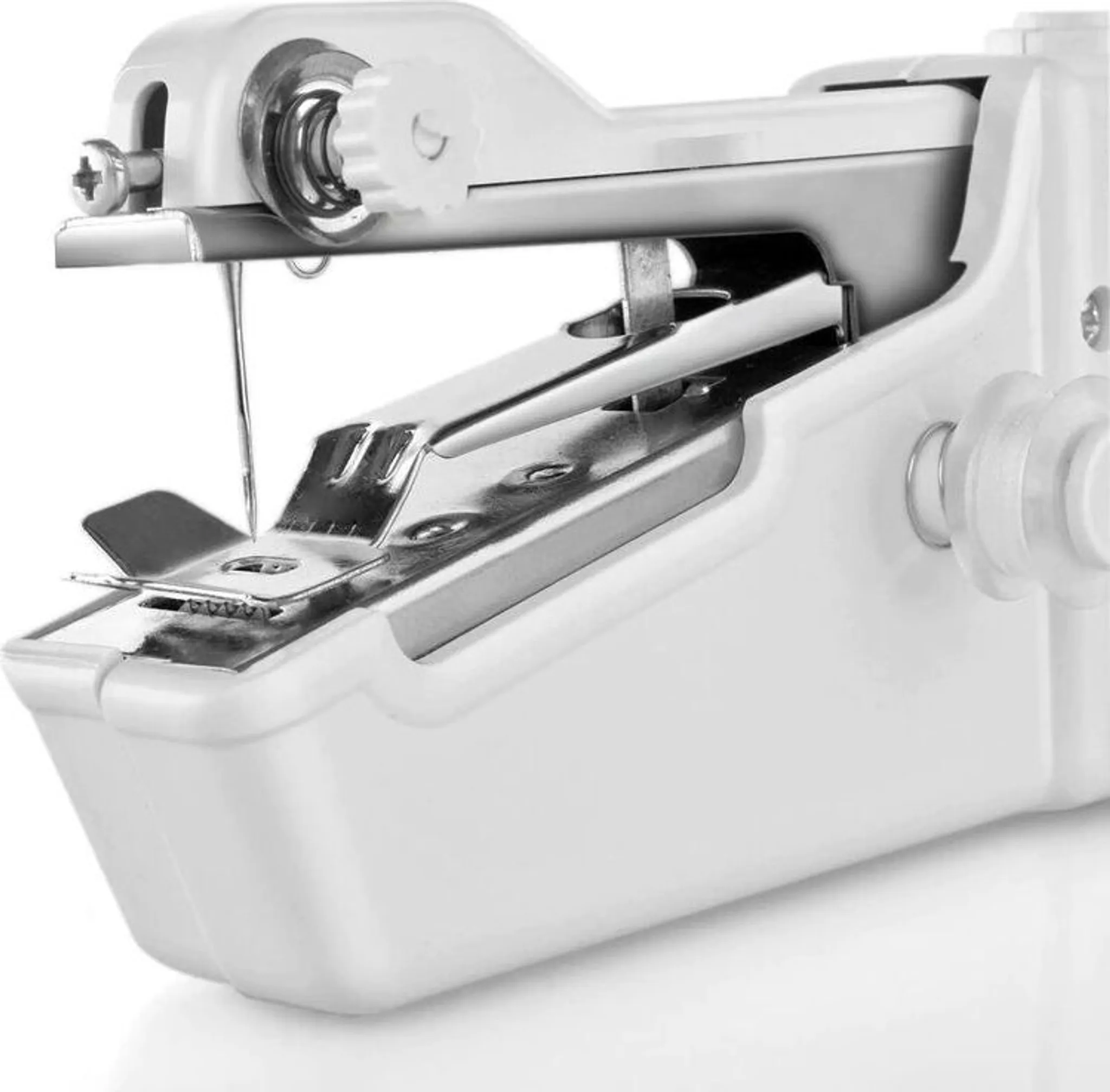 Nahaufnahme einer weißen Handnähmaschine. Nadel und Teile sind sichtbar.