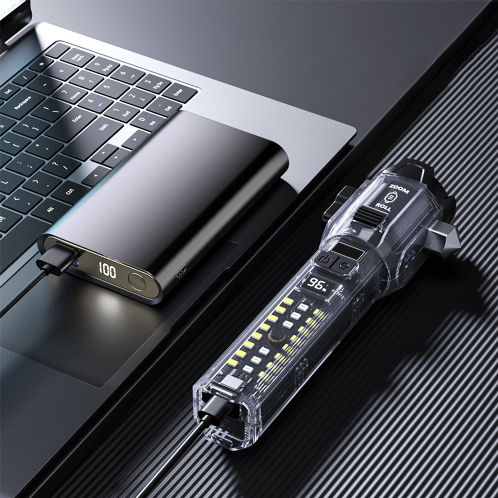 Laptop mit Powerbank, die eine Taschenlampe auflädt, mit digitaler Anzeige 96%.