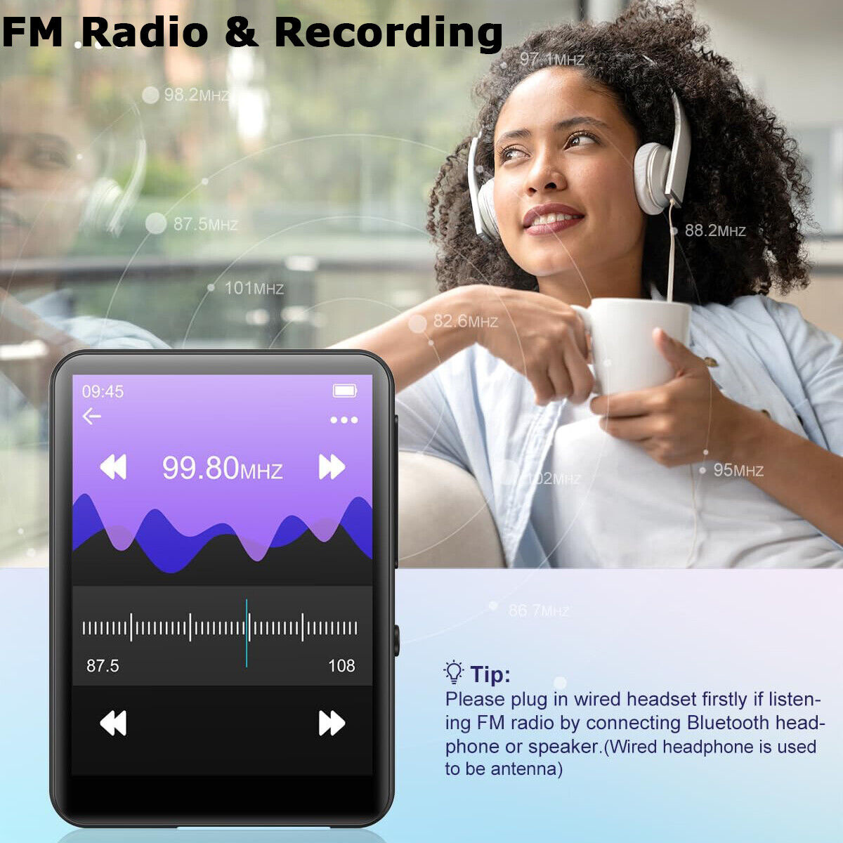 Ein digitaler Musikplayer mit einem Bildschirm, der FM-Radio-Informationen anzeigt. Im Hintergrund eine Frau mit Kopfhörern.