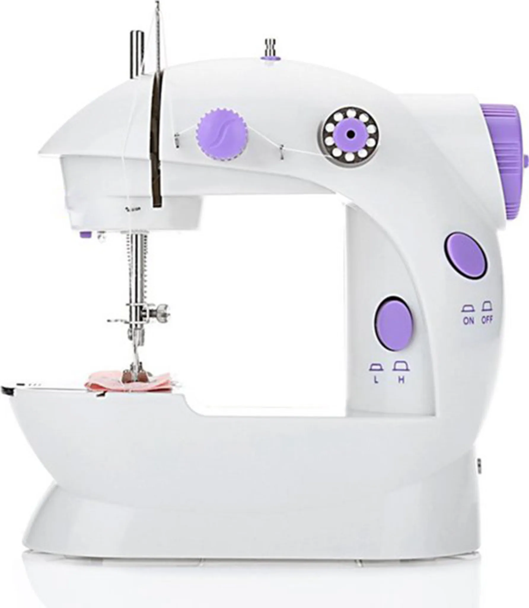 Weiße Nähmaschine mit lila Akzenten. Die Nadel ist unten. Der Hintergrund ist weiß.