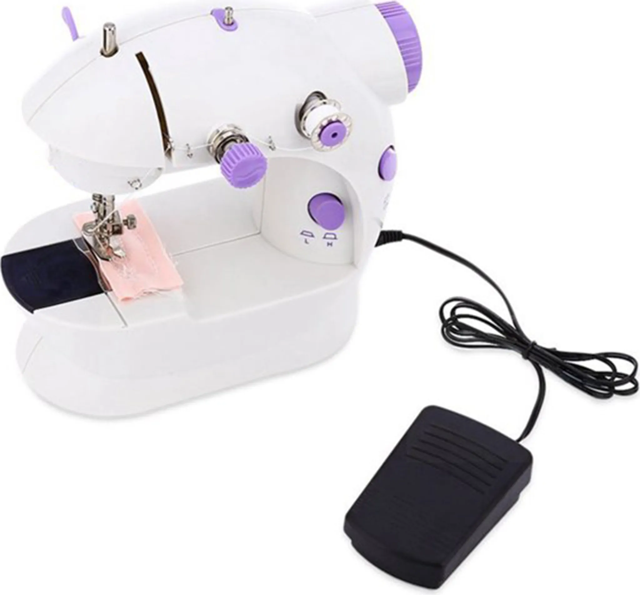 Weiße Mini-Nähmaschine mit violetten Akzenten. Ein Stück rosa Stoff liegt unter der Nadel. Ein Fußpedal ist angeschlossen.