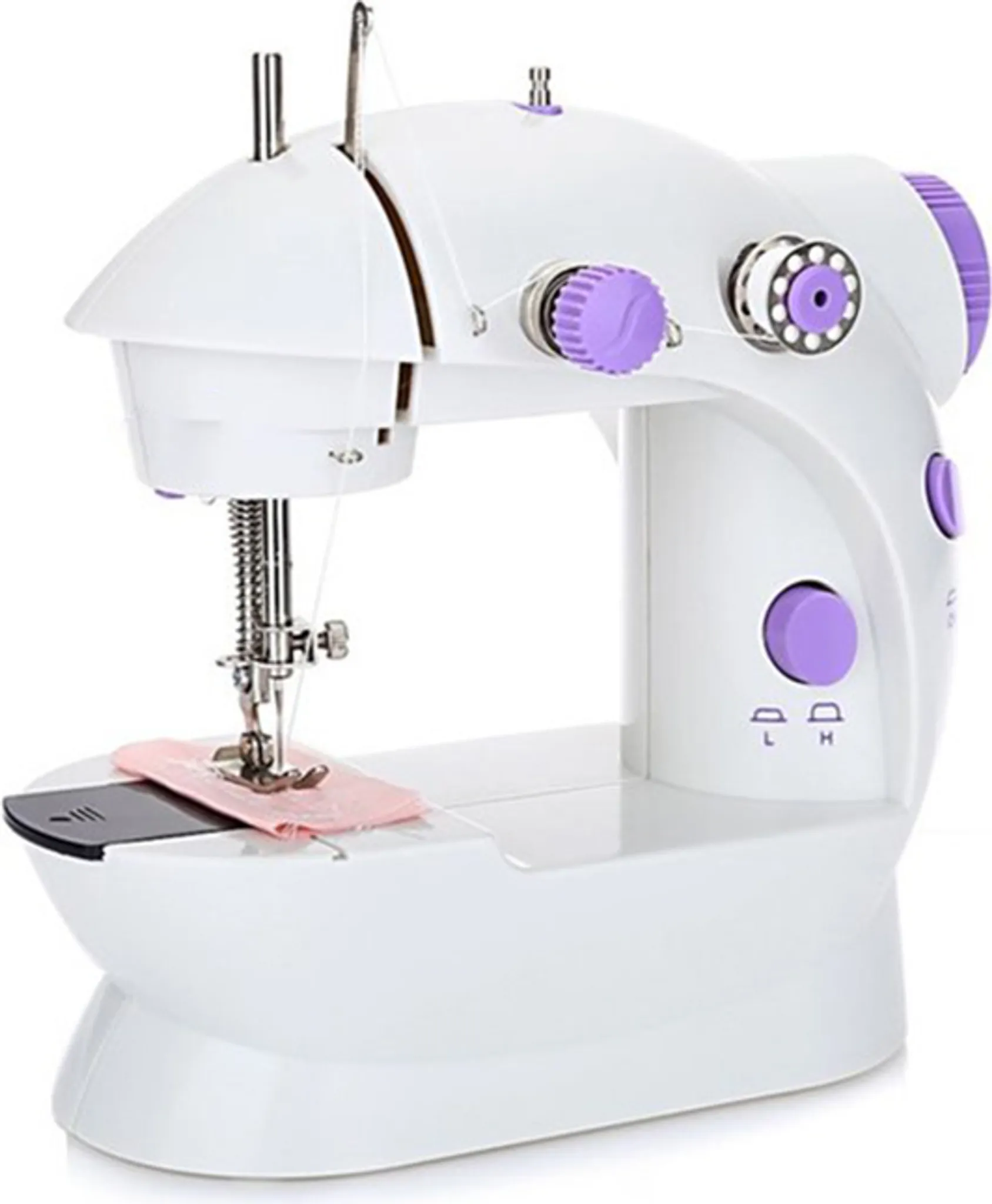Weiße Nähmaschine mit lila Akzenten. Die Nadel ist unten. Der Hintergrund ist weiß.