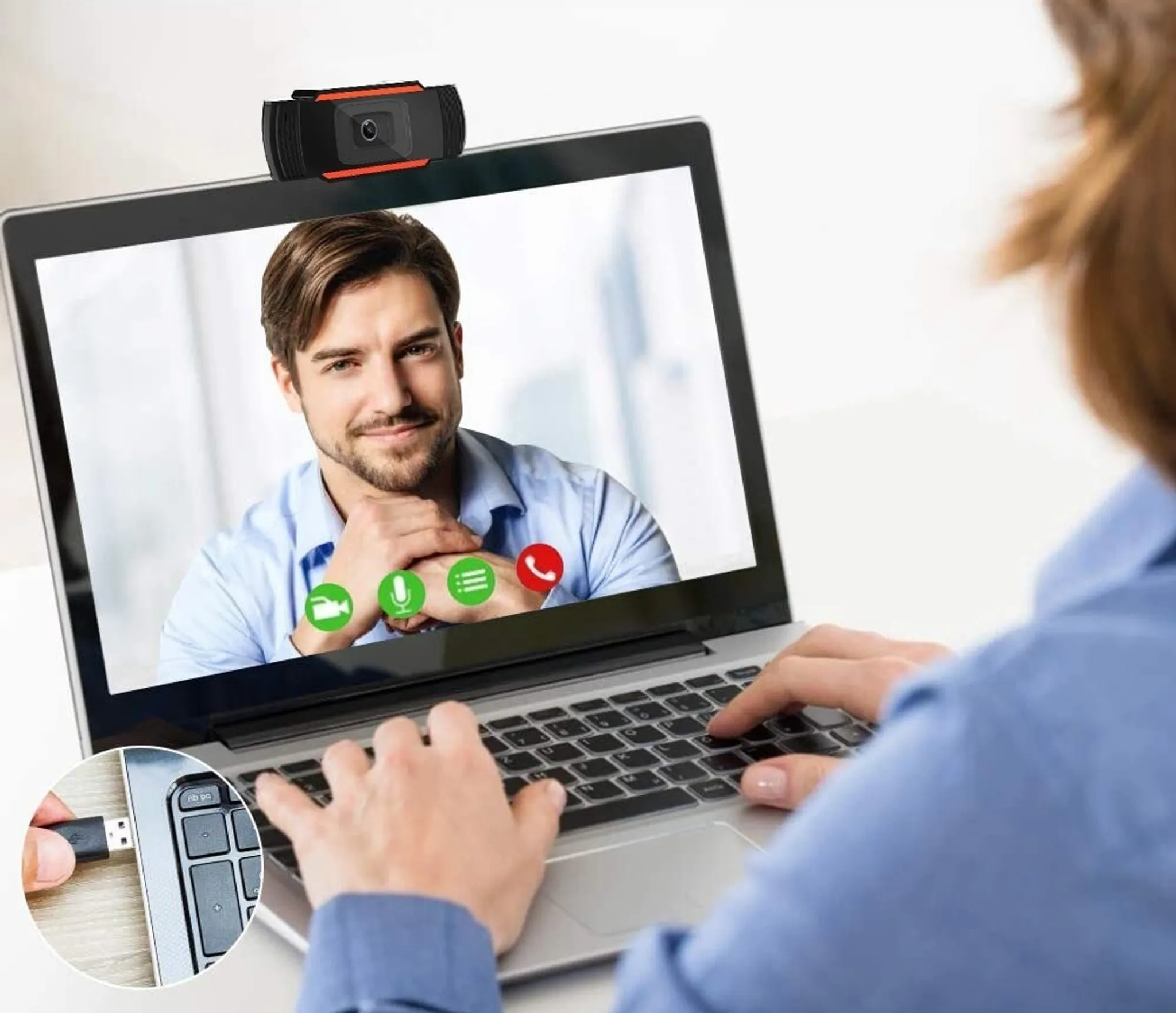 Frau benutzt Laptop mit Webcam, die das Gesicht eines Mannes zeigt. USB-Kabel ist eingesteckt.