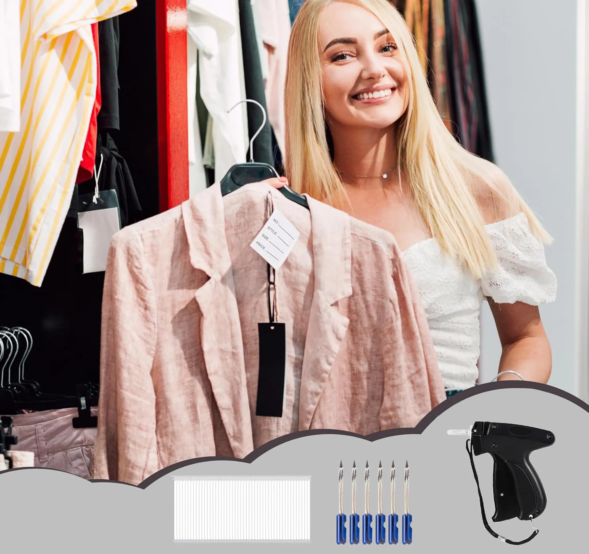 Eine blonde Frau lächelt und hält eine rosa Jacke mit Etiketten in einem Bekleidungsgeschäft.