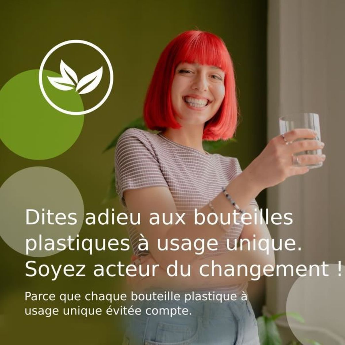 Eine lächelnde Frau mit roten Haaren hält ein Glas Wasser. Im Hintergrund grüne und weiße Kreise.