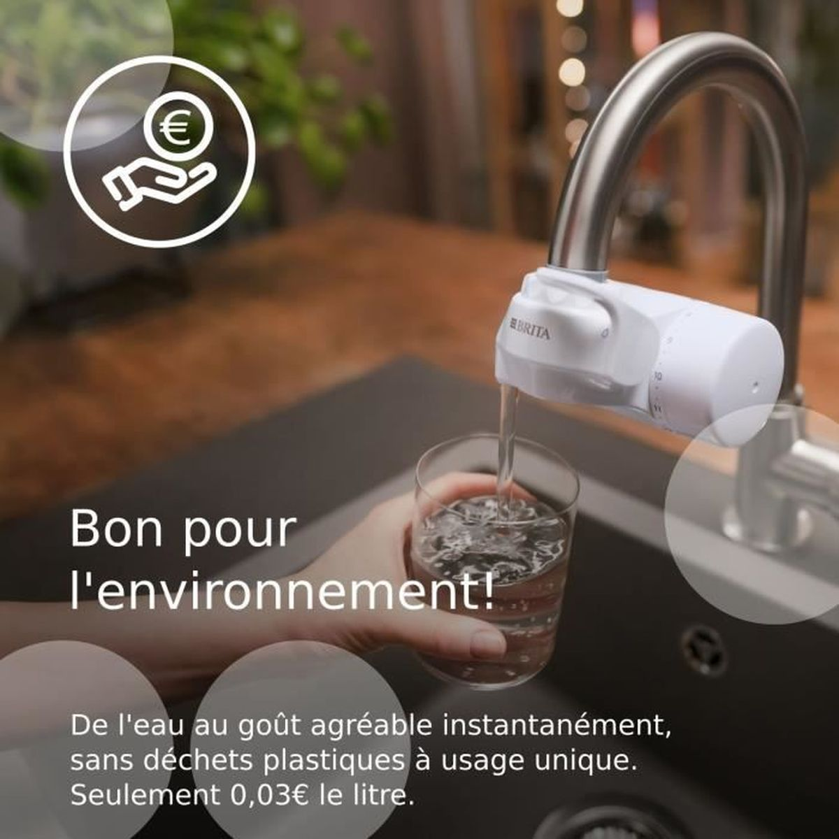 Wasser, das aus einem Wasserhahn in ein Glas gegossen wird.