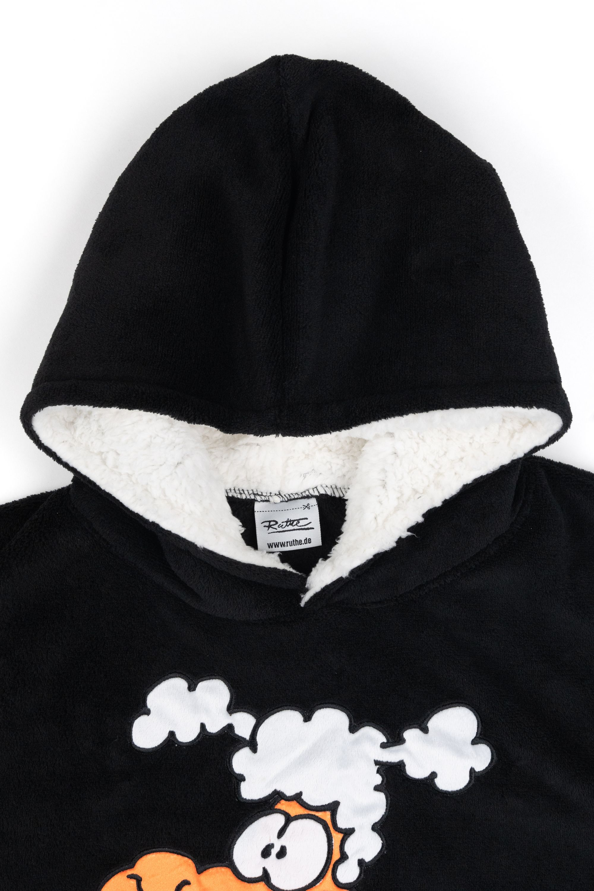 Schwarzer Kapuzenpullover mit weißem Innenfutter. Auf der Vorderseite ist ein Cartoon-Garfield. Die Kapuze ist oben.