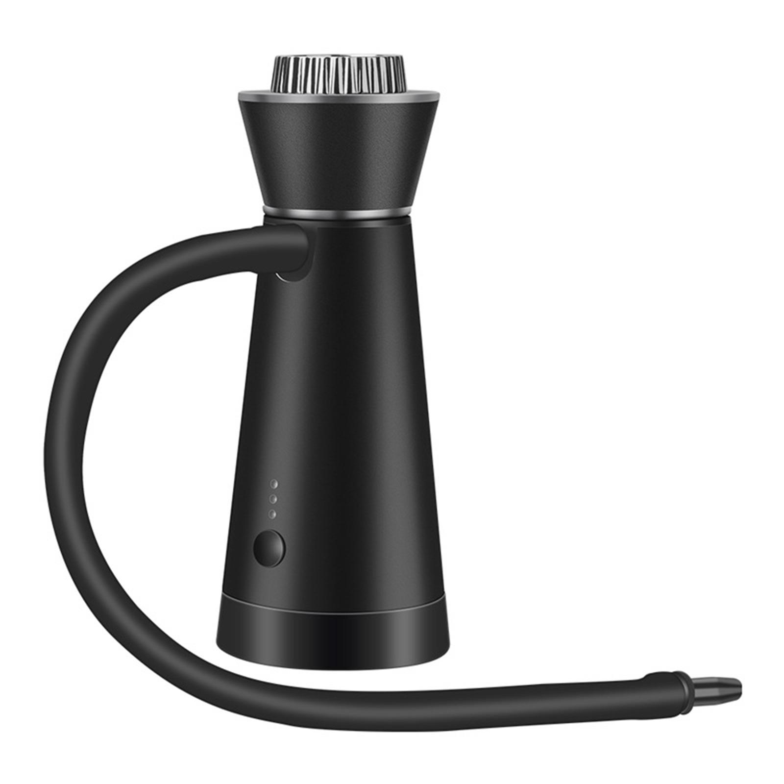 Schwarzes Rauchgerät. Hat einen gebogenen Schlauch. Drei Lichter und einen Power-Knopf. Konische Form.