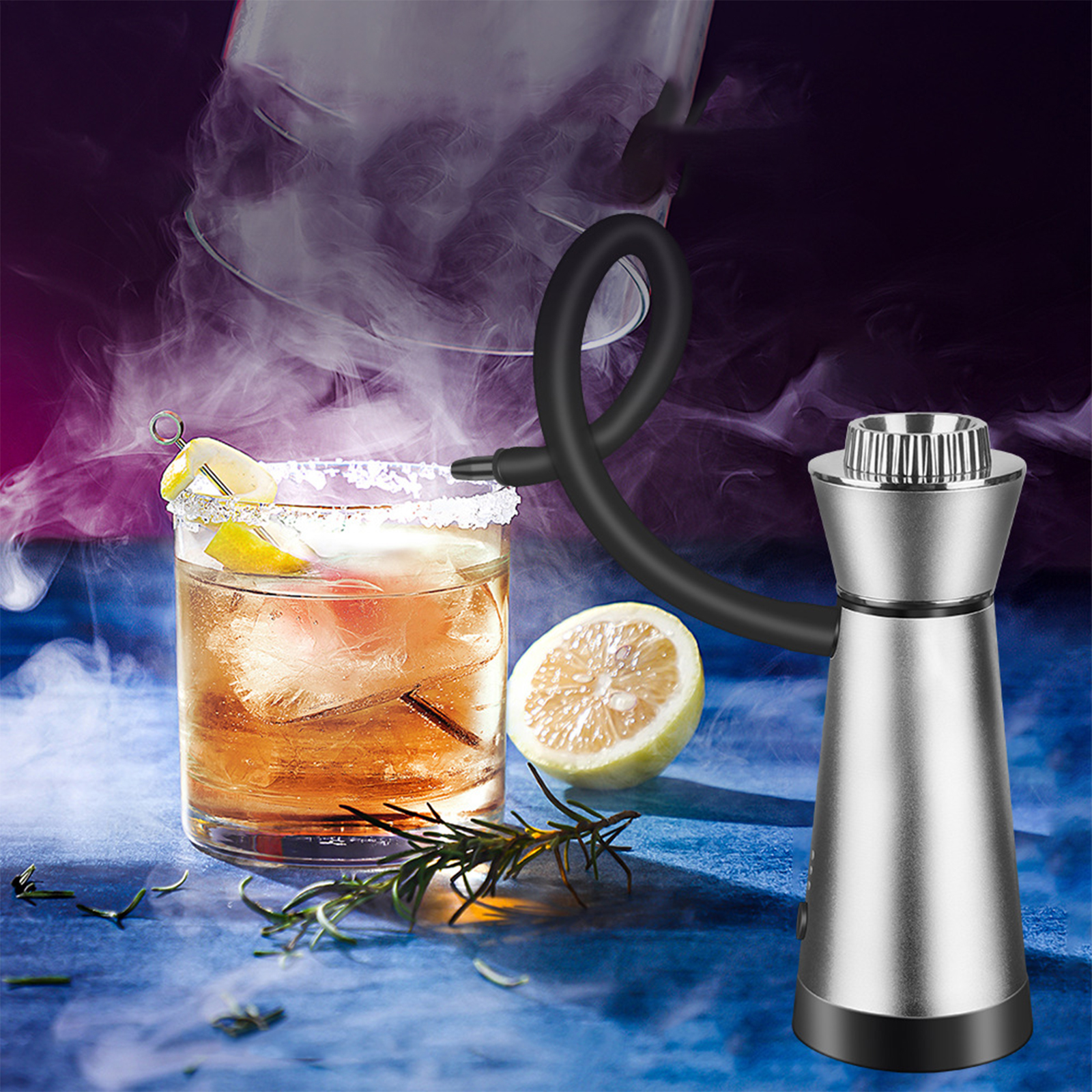 Ein Getränk im Glas mit einer Zitronenscheibe und Rosmarin. Auf der Seite ist ein Rauchgerät.