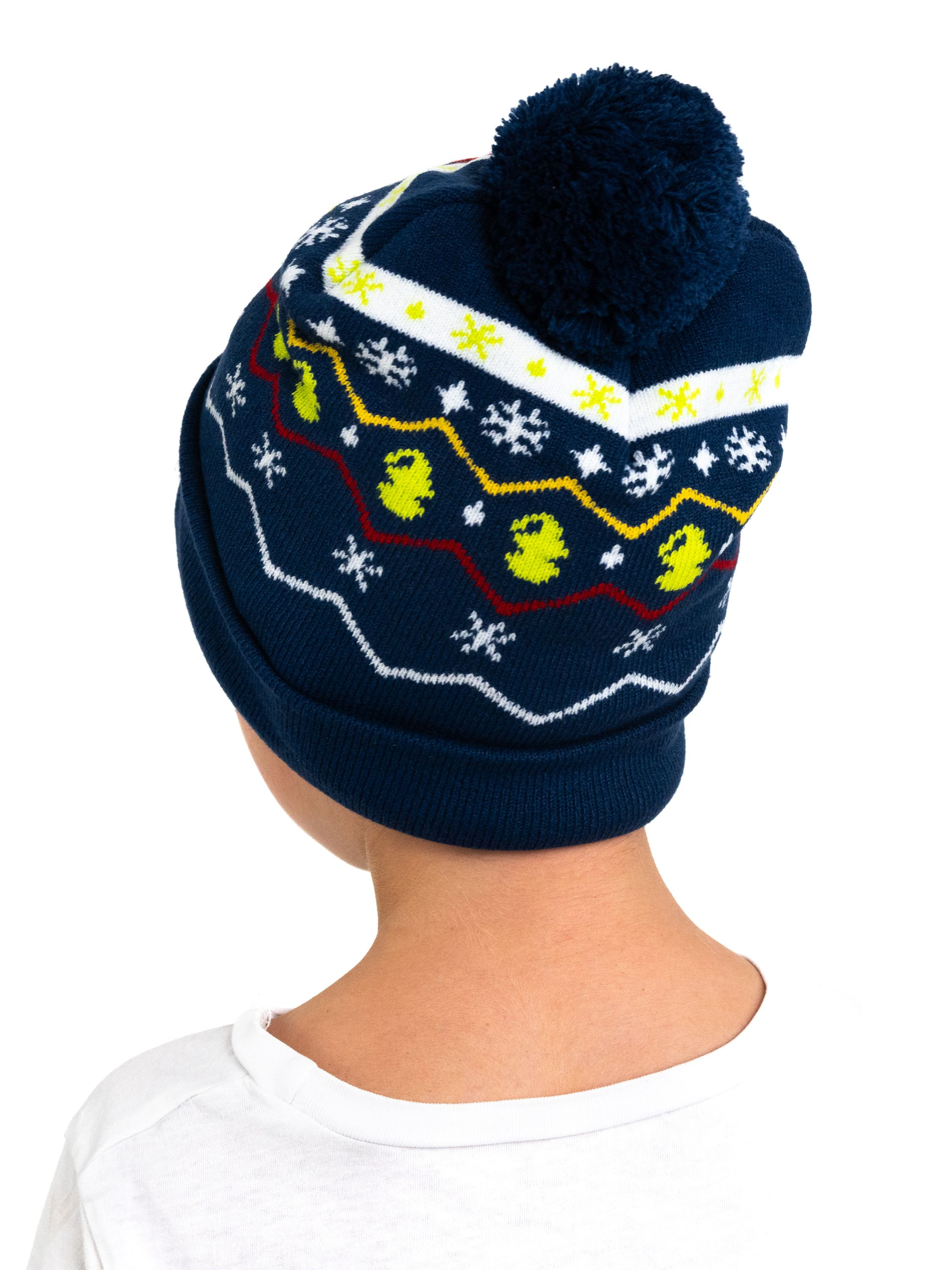 Eine marineblaue Mütze mit Bommel. Es hat weiße und gelbe Muster und den Kopf eines Kindes.