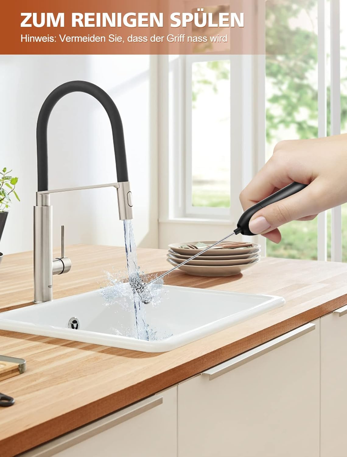 Ein Waschbecken mit Wasserhahn. Eine Hand hält eine Bürste, die das Waschbecken reinigt. Text zum Reinigen.