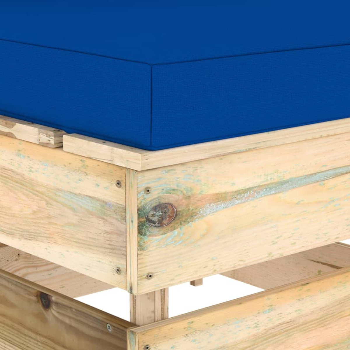 Nahaufnahme eines Holzpalettensockels mit blauem Kissen, auf weißem Hintergrund.