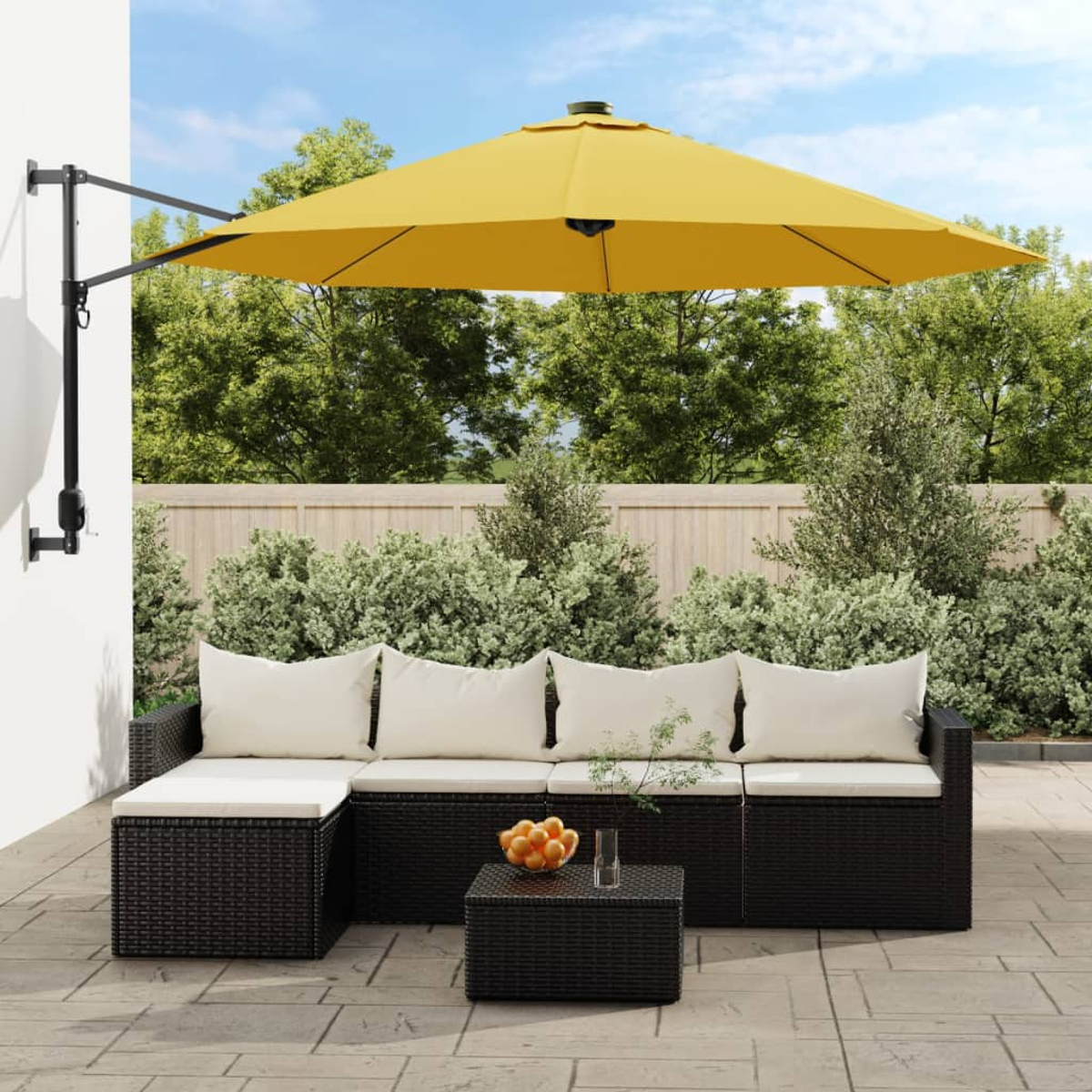 Outdoor-Terrassenmöbel-Set: ein dunkelbraunes, korbgeflochtenes Ecksofa mit weißen Kissen, Sonnenschirm und Tisch.