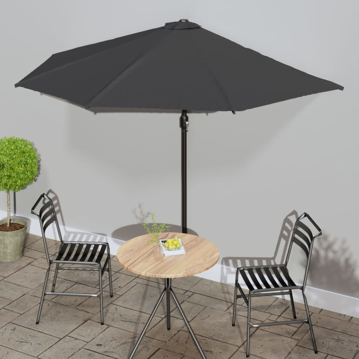Garten-Terrassenset mit schwarzem Schirm, Tisch und Stühlen. Beinhaltet zwei Stühle.