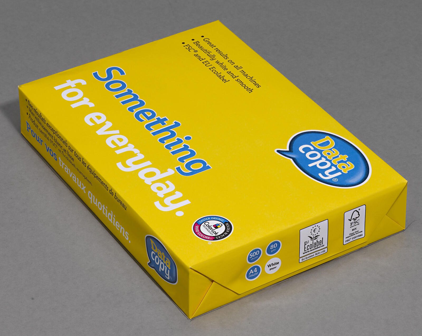 Eine gelbe Schachtel 'Data copy' Papier, mit Text: 'Something for everyday'. Grauer Hintergrund.