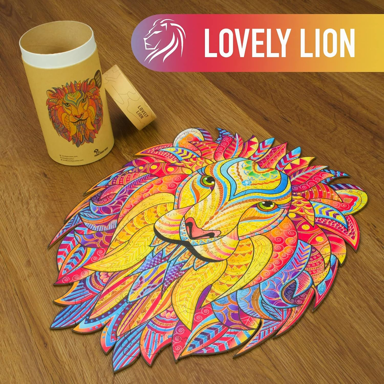 Löwen-Holzpuzzle mit einer Box. Teile liegen auf einer Holzoberfläche. Box sagt 'Lovely Lion'.