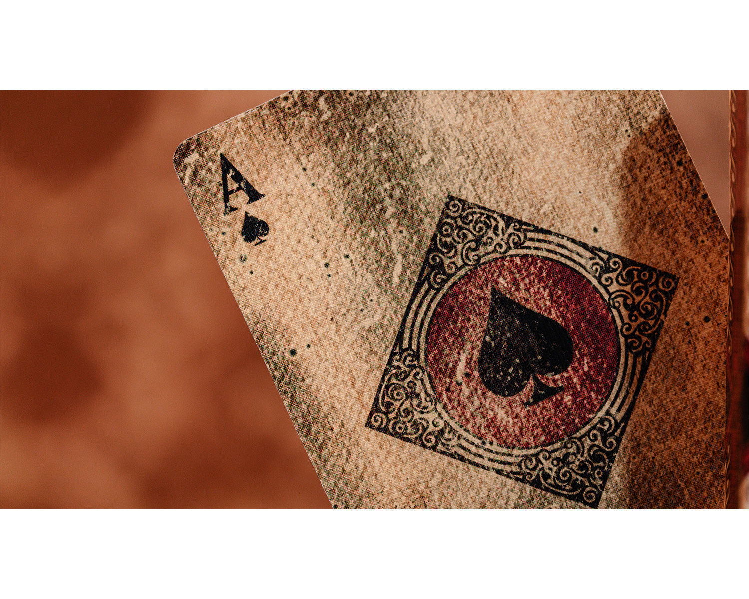 Spielkarte, Pik-Ass, zeigt das Pik-Symbol und den Buchstaben A auf braunem Hintergrund.
