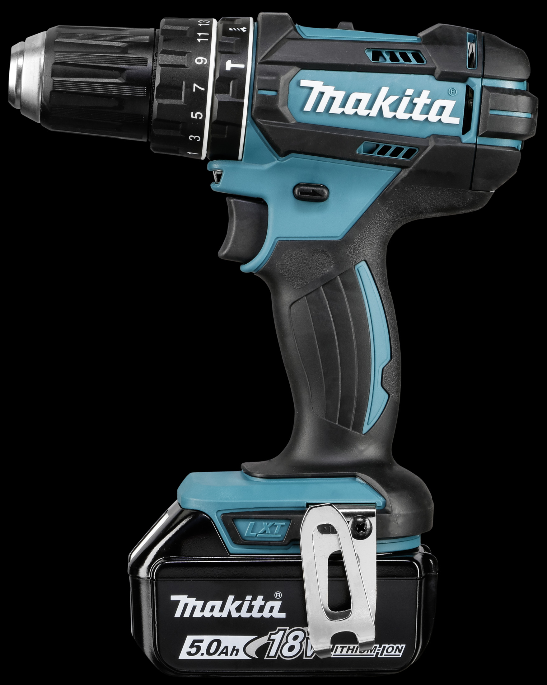 Eine schwarze und türkisfarbene Makita Bohrmaschine mit schwarzem Akku vor schwarzem Hintergrund.